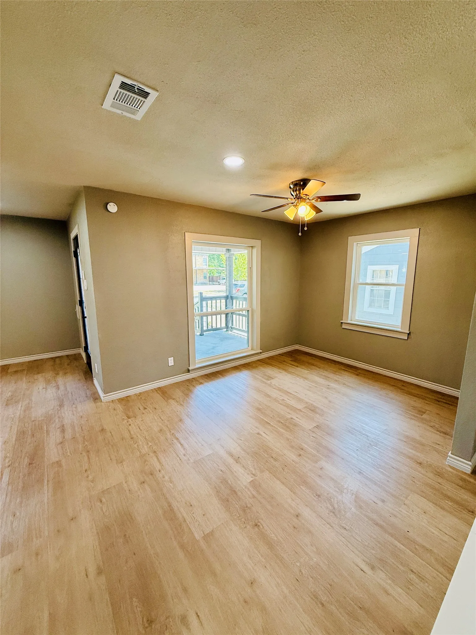 Single Family Residence For Sale in Dallas County , 1814 Melbourne Avenue, Dallas, Texas 75224, 3 Bedroom, 2 Bathroom, 1 Garage spaces, 1,350 Sqft, built in 1948, Price $397,000, mls#21345336, Real Estate Agent in Dallas, Homes For Sale in Dallas county, Homes For Sale in Dallas, Realtor in Dallas Texas, Real Estate Brokerage Independent Realty Texas, Luminita Cordes Realtor