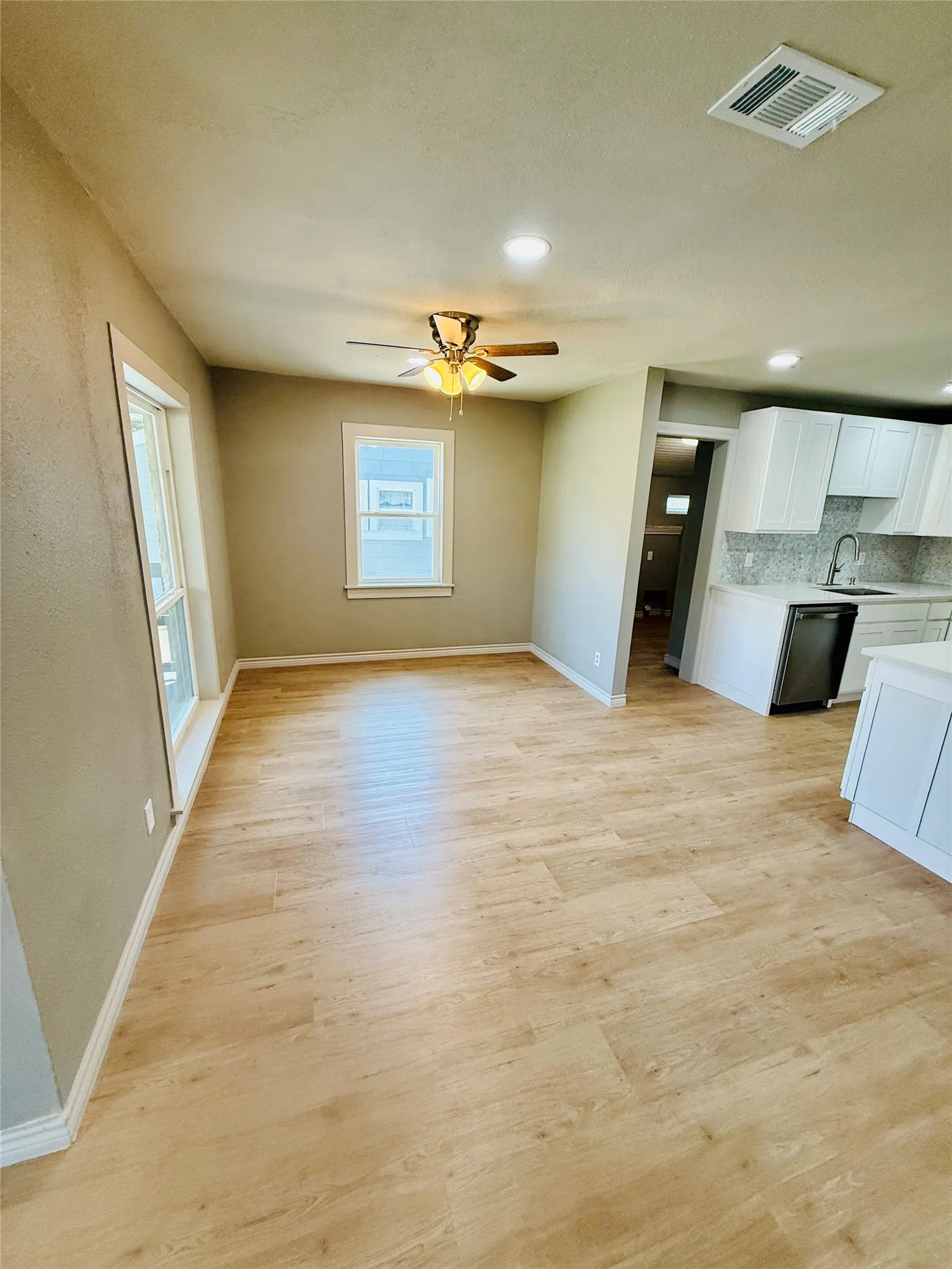 Single Family Residence For Sale in Dallas County , 1814 Melbourne Avenue, Dallas, Texas 75224, 3 Bedroom, 2 Bathroom, 1 Garage spaces, 1,350 Sqft, built in 1948, Price $397,000, mls#21345336, Real Estate Agent in Dallas, Homes For Sale in Dallas county, Homes For Sale in Dallas, Realtor in Dallas Texas, Real Estate Brokerage Independent Realty Texas, Luminita Cordes Realtor