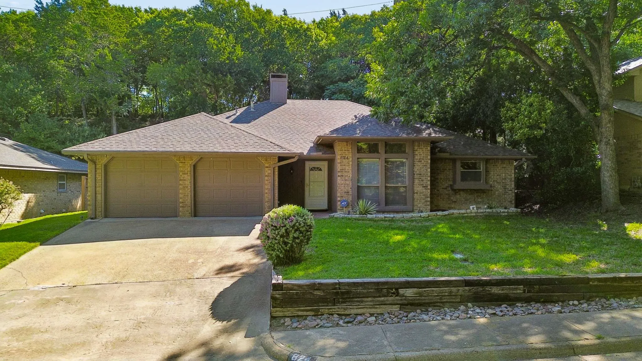 Single Family Residence For Sale in Dallas County , 824 Cherlynne Drive, Cedar Hill, Texas 75104, 3 Bedroom, 2 Bathroom, 2 Garage spaces, 1,729 Sqft, built in 1983, mls#21344086, Real Estate Agent in Cedar Hill, Homes For Sale in Dallas county, Homes For Sale in Cedar Hill, Realtor in Cedar Hill Texas, Real Estate Brokerage Independent Realty Texas, Luminita Cordes Realtor