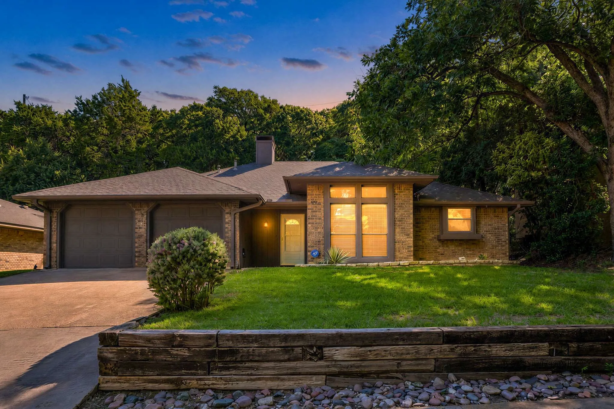Single Family Residence For Sale in Dallas County , 824 Cherlynne Drive, Cedar Hill, Texas 75104, 3 Bedroom, 2 Bathroom, 2 Garage spaces, 1,729 Sqft, built in 1983, mls#21344086, Real Estate Agent in Cedar Hill, Homes For Sale in Dallas county, Homes For Sale in Cedar Hill, Realtor in Cedar Hill Texas, Real Estate Brokerage Independent Realty Texas, Luminita Cordes Realtor
