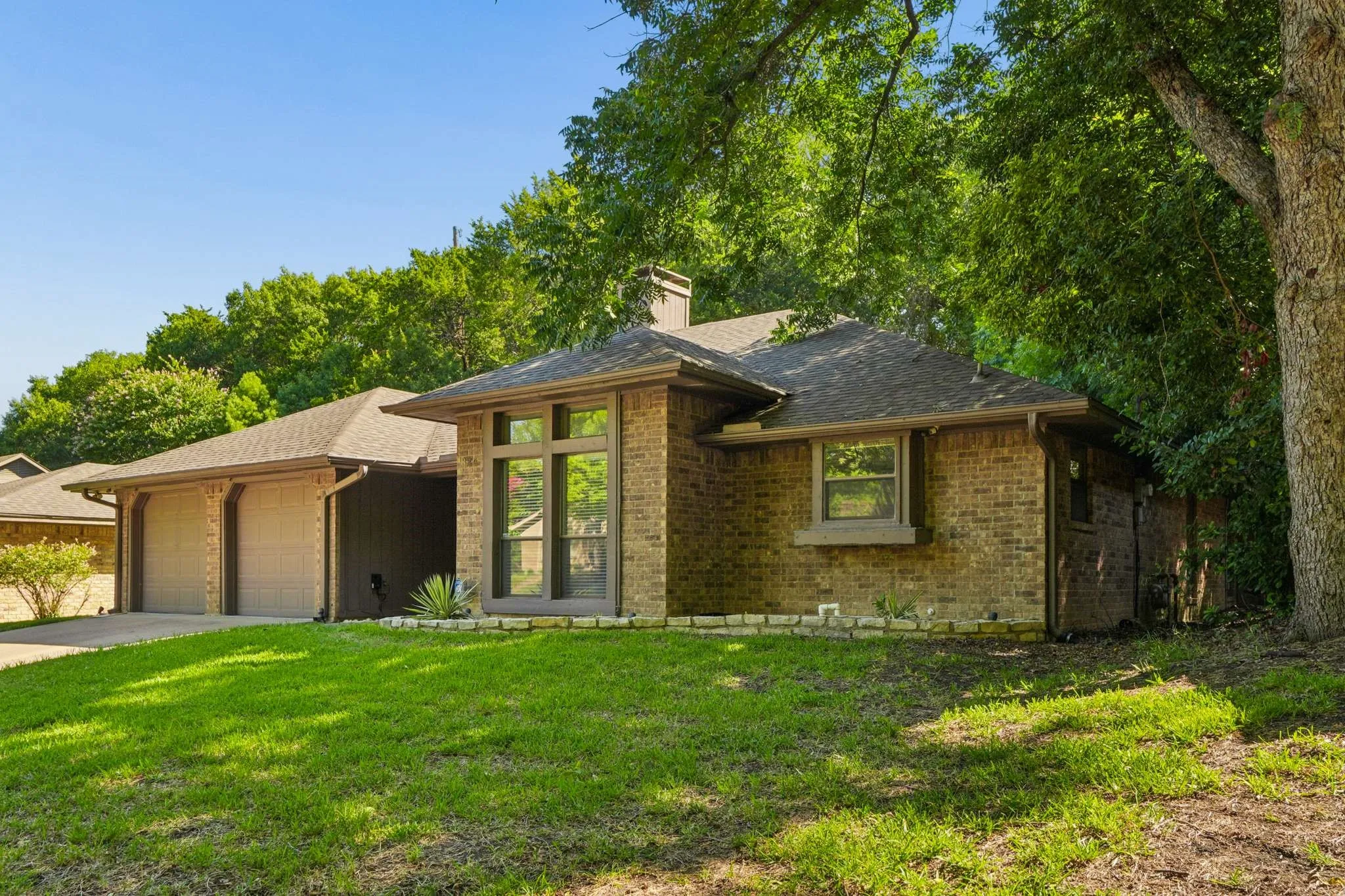 Single Family Residence For Sale in Dallas County , 824 Cherlynne Drive, Cedar Hill, Texas 75104, 3 Bedroom, 2 Bathroom, 2 Garage spaces, 1,729 Sqft, built in 1983, mls#21344086, Real Estate Agent in Cedar Hill, Homes For Sale in Dallas county, Homes For Sale in Cedar Hill, Realtor in Cedar Hill Texas, Real Estate Brokerage Independent Realty Texas, Luminita Cordes Realtor