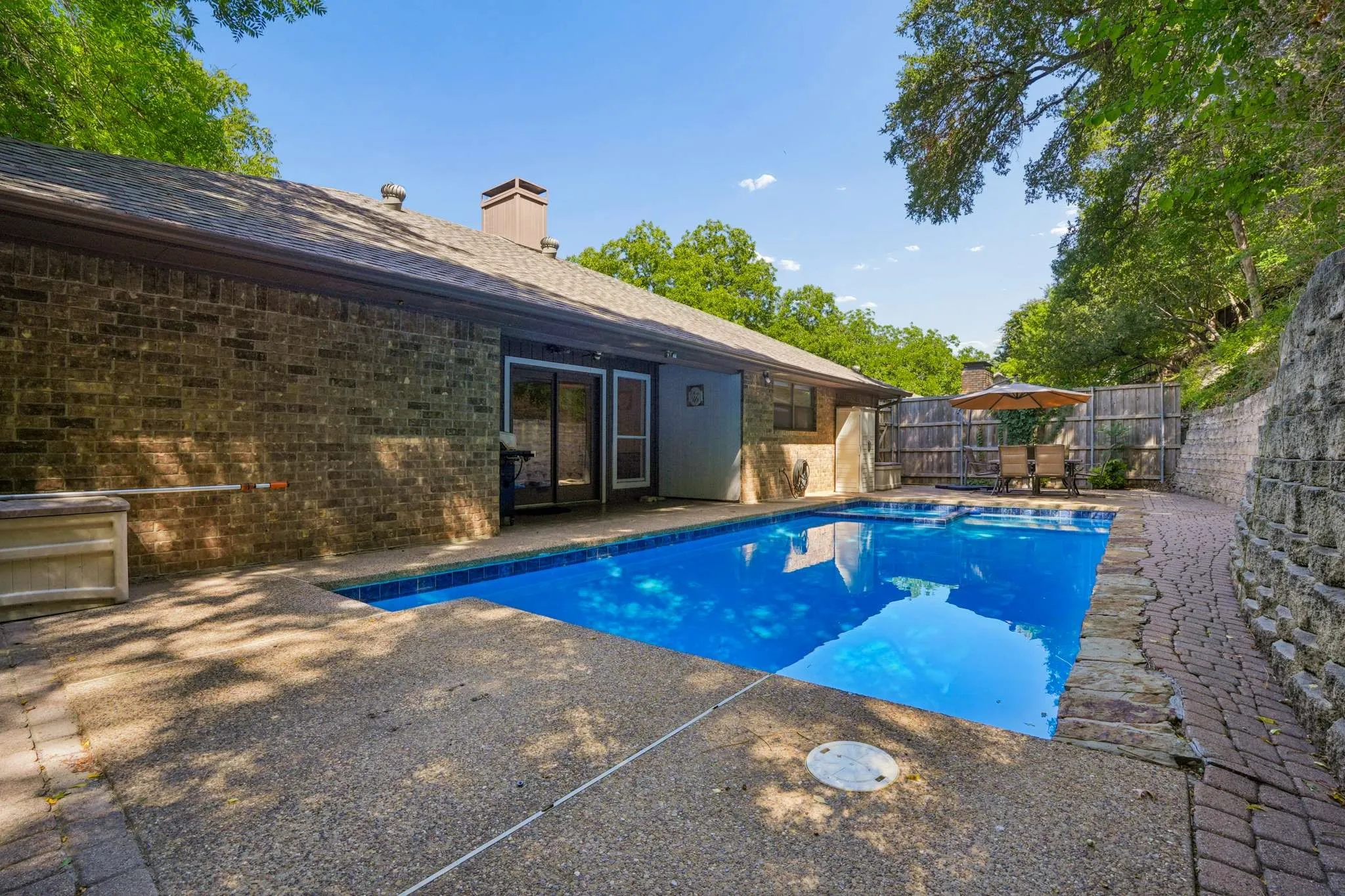 Single Family Residence For Sale in Dallas County , 824 Cherlynne Drive, Cedar Hill, Texas 75104, 3 Bedroom, 2 Bathroom, 2 Garage spaces, 1,729 Sqft, built in 1983, mls#21344086, Real Estate Agent in Cedar Hill, Homes For Sale in Dallas county, Homes For Sale in Cedar Hill, Realtor in Cedar Hill Texas, Real Estate Brokerage Independent Realty Texas, Luminita Cordes Realtor