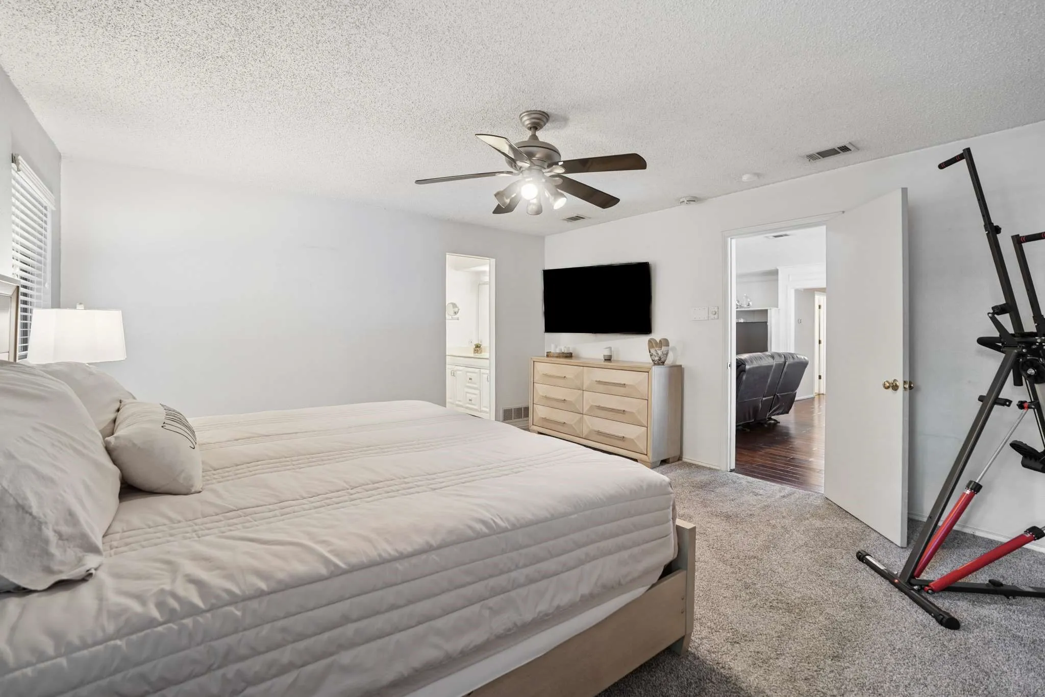 Single Family Residence For Sale in Dallas County , 824 Cherlynne Drive, Cedar Hill, Texas 75104, 3 Bedroom, 2 Bathroom, 2 Garage spaces, 1,729 Sqft, built in 1983, mls#21344086, Real Estate Agent in Cedar Hill, Homes For Sale in Dallas county, Homes For Sale in Cedar Hill, Realtor in Cedar Hill Texas, Real Estate Brokerage Independent Realty Texas, Luminita Cordes Realtor