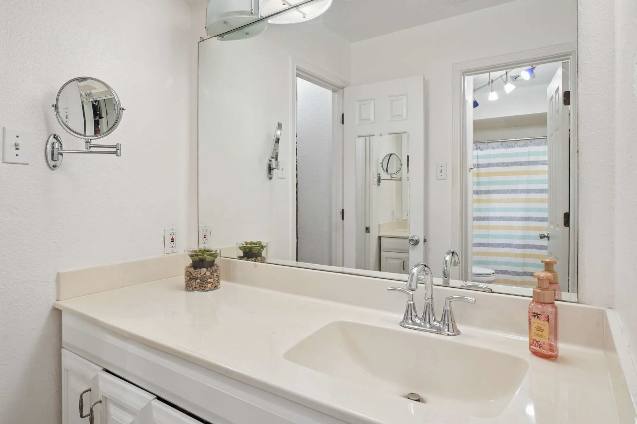 Single Family Residence For Sale in Dallas County , 824 Cherlynne Drive, Cedar Hill, Texas 75104, 3 Bedroom, 2 Bathroom, 2 Garage spaces, 1,729 Sqft, built in 1983, mls#21344086, Real Estate Agent in Cedar Hill, Homes For Sale in Dallas county, Homes For Sale in Cedar Hill, Realtor in Cedar Hill Texas, Real Estate Brokerage Independent Realty Texas, Luminita Cordes Realtor