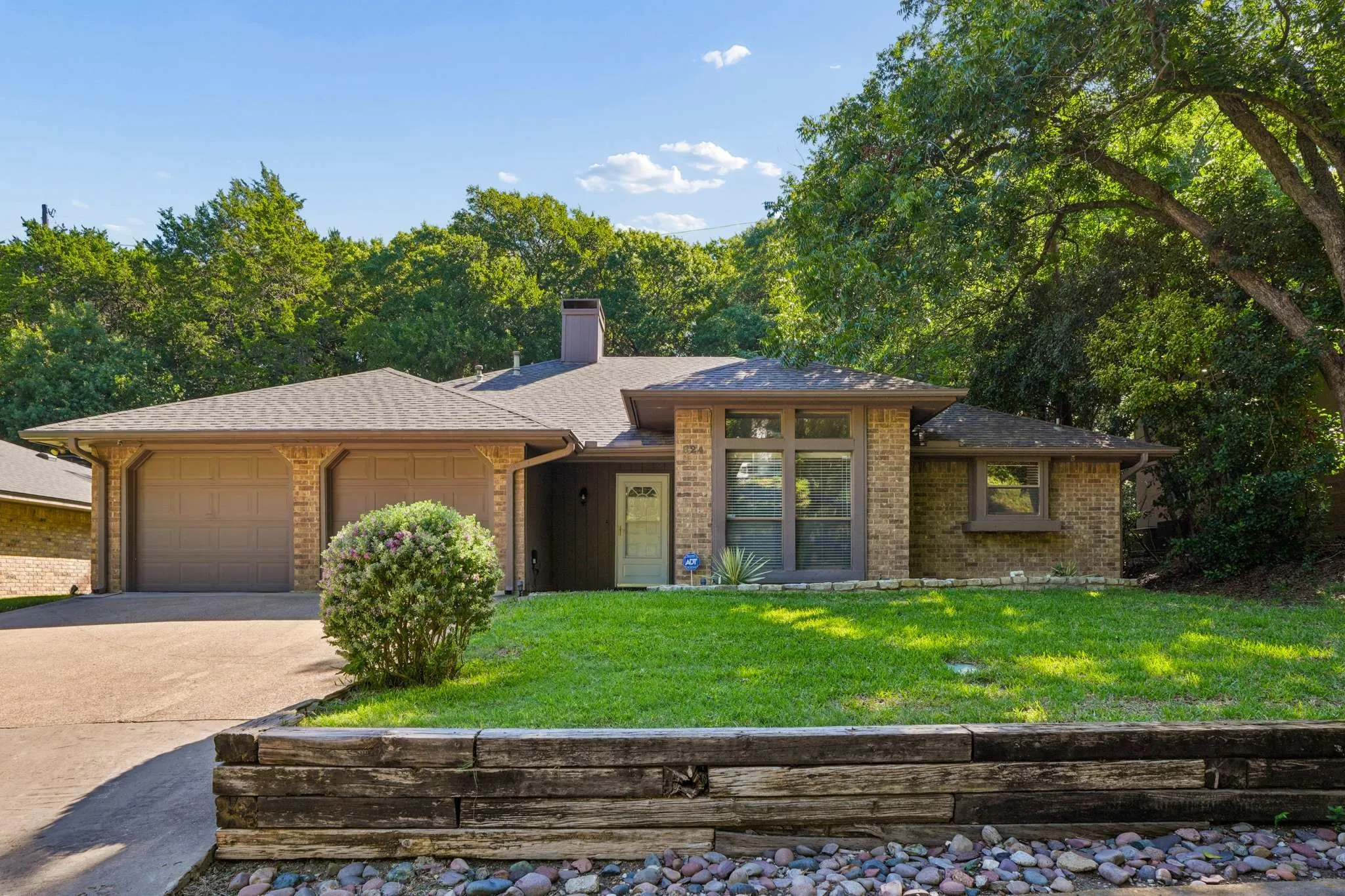 Single Family Residence For Sale in Dallas County , 824 Cherlynne Drive, Cedar Hill, Texas 75104, 3 Bedroom, 2 Bathroom, 2 Garage spaces, 1,729 Sqft, built in 1983, mls#21344086, Real Estate Agent in Cedar Hill, Homes For Sale in Dallas county, Homes For Sale in Cedar Hill, Realtor in Cedar Hill Texas, Real Estate Brokerage Independent Realty Texas, Luminita Cordes Realtor
