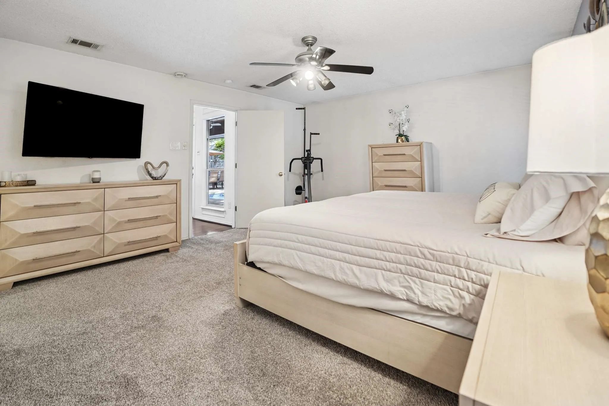 Single Family Residence For Sale in Dallas County , 824 Cherlynne Drive, Cedar Hill, Texas 75104, 3 Bedroom, 2 Bathroom, 2 Garage spaces, 1,729 Sqft, built in 1983, mls#21344086, Real Estate Agent in Cedar Hill, Homes For Sale in Dallas county, Homes For Sale in Cedar Hill, Realtor in Cedar Hill Texas, Real Estate Brokerage Independent Realty Texas, Luminita Cordes Realtor