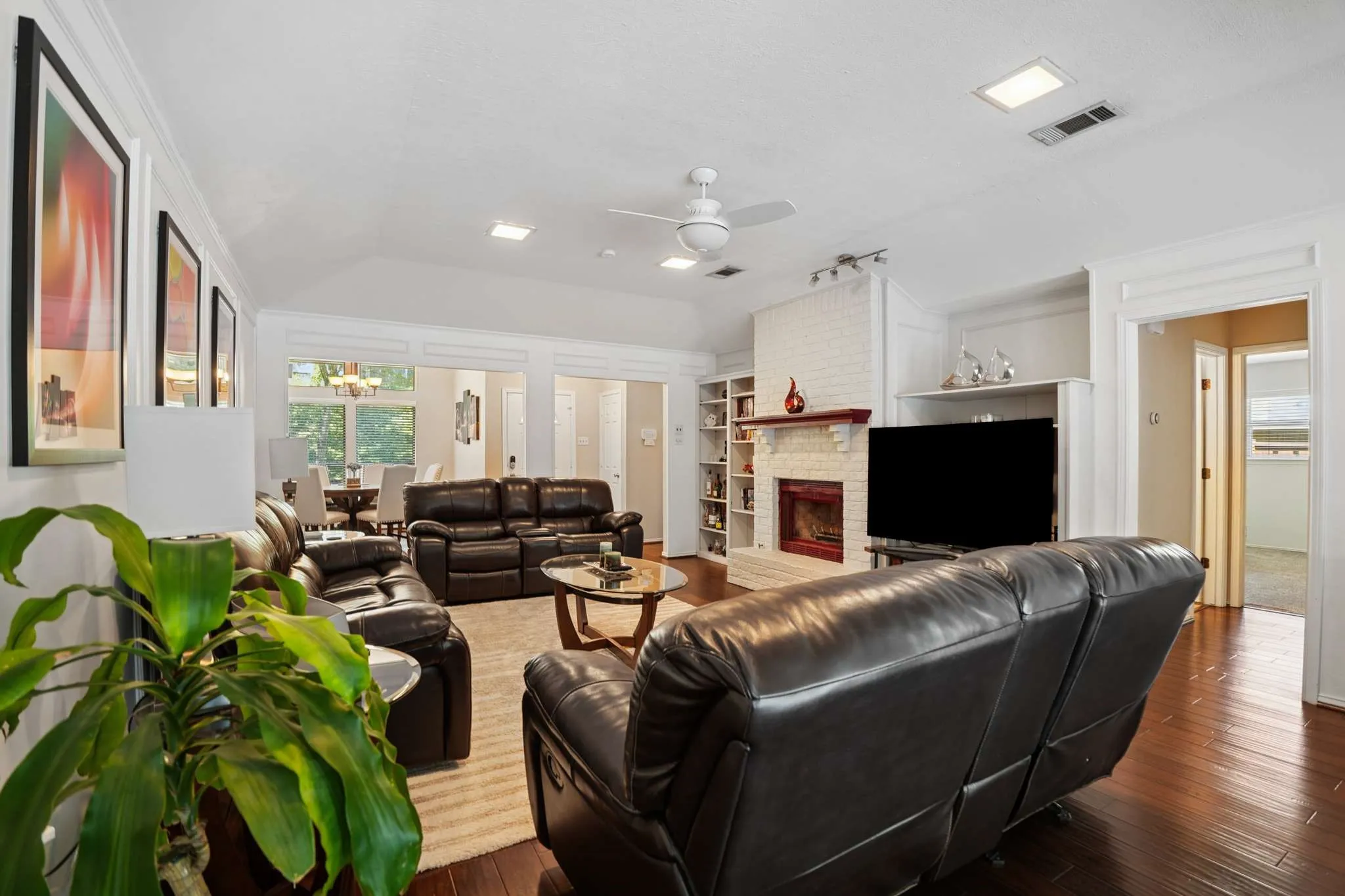 Single Family Residence For Sale in Dallas County , 824 Cherlynne Drive, Cedar Hill, Texas 75104, 3 Bedroom, 2 Bathroom, 2 Garage spaces, 1,729 Sqft, built in 1983, mls#21344086, Real Estate Agent in Cedar Hill, Homes For Sale in Dallas county, Homes For Sale in Cedar Hill, Realtor in Cedar Hill Texas, Real Estate Brokerage Independent Realty Texas, Luminita Cordes Realtor