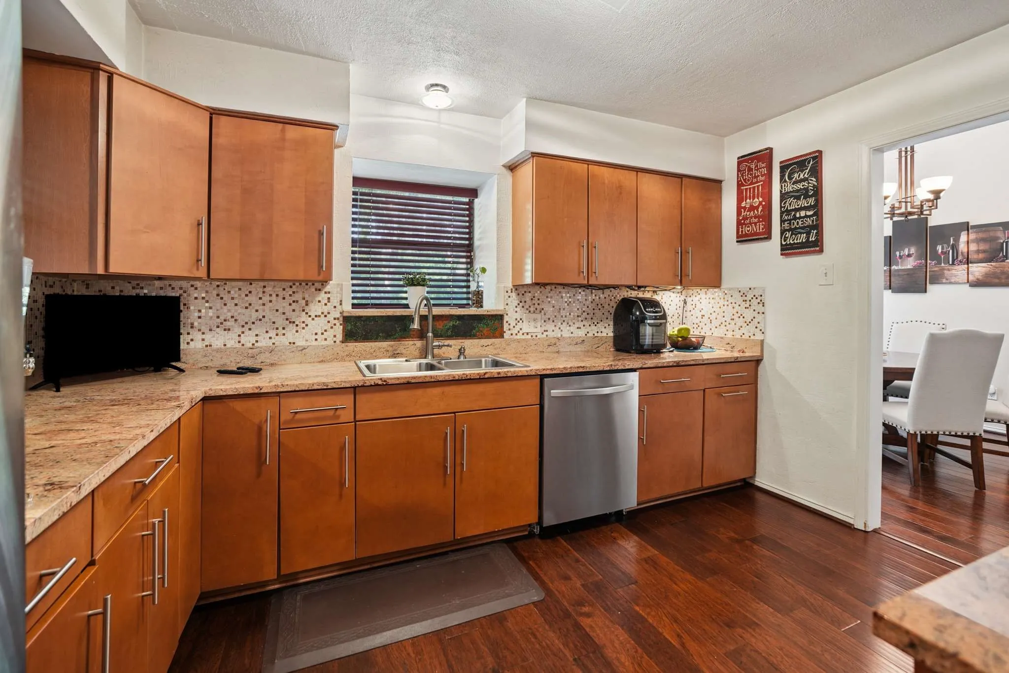 Single Family Residence For Sale in Dallas County , 824 Cherlynne Drive, Cedar Hill, Texas 75104, 3 Bedroom, 2 Bathroom, 2 Garage spaces, 1,729 Sqft, built in 1983, mls#21344086, Real Estate Agent in Cedar Hill, Homes For Sale in Dallas county, Homes For Sale in Cedar Hill, Realtor in Cedar Hill Texas, Real Estate Brokerage Independent Realty Texas, Luminita Cordes Realtor