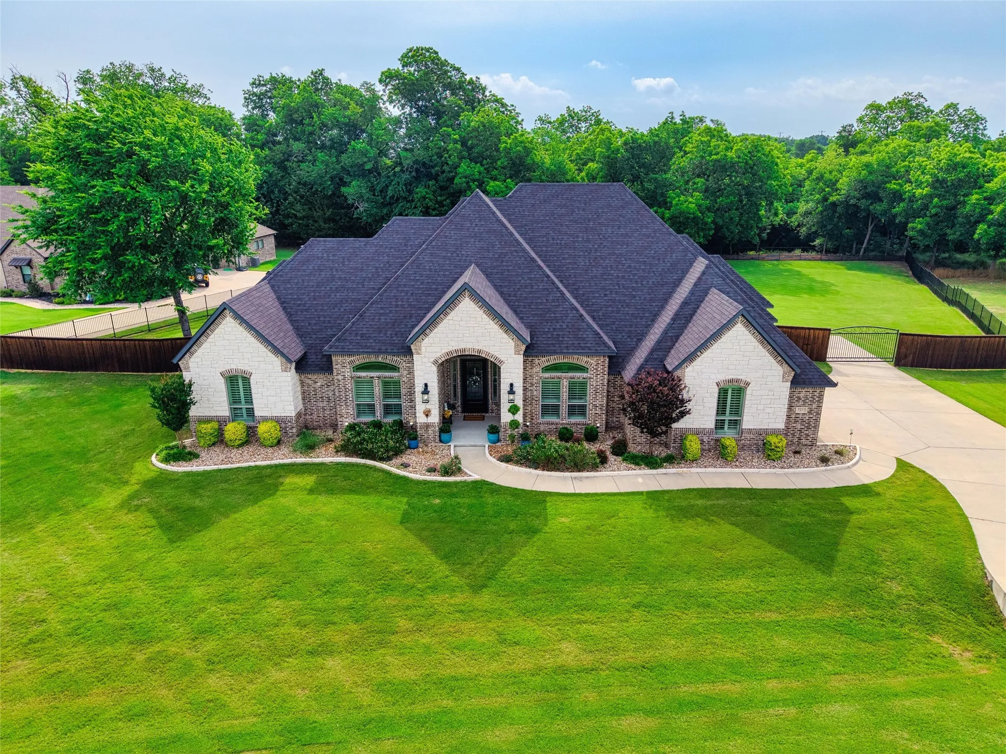 Single Family Residence For Sale in Ellis County , 7211 Dillon Circle, Midlothian, Texas 76065, 4 Bedroom, 4 Bathroom, 3 Garage spaces, 3,294 Sqft, built in 2020, mls#21345409, Real Estate Agent in Midlothian, Homes For Sale in Ellis county, Homes For Sale in Midlothian, Realtor in Midlothian Texas, Real Estate Brokerage Independent Realty Texas, Luminita Cordes Realtor