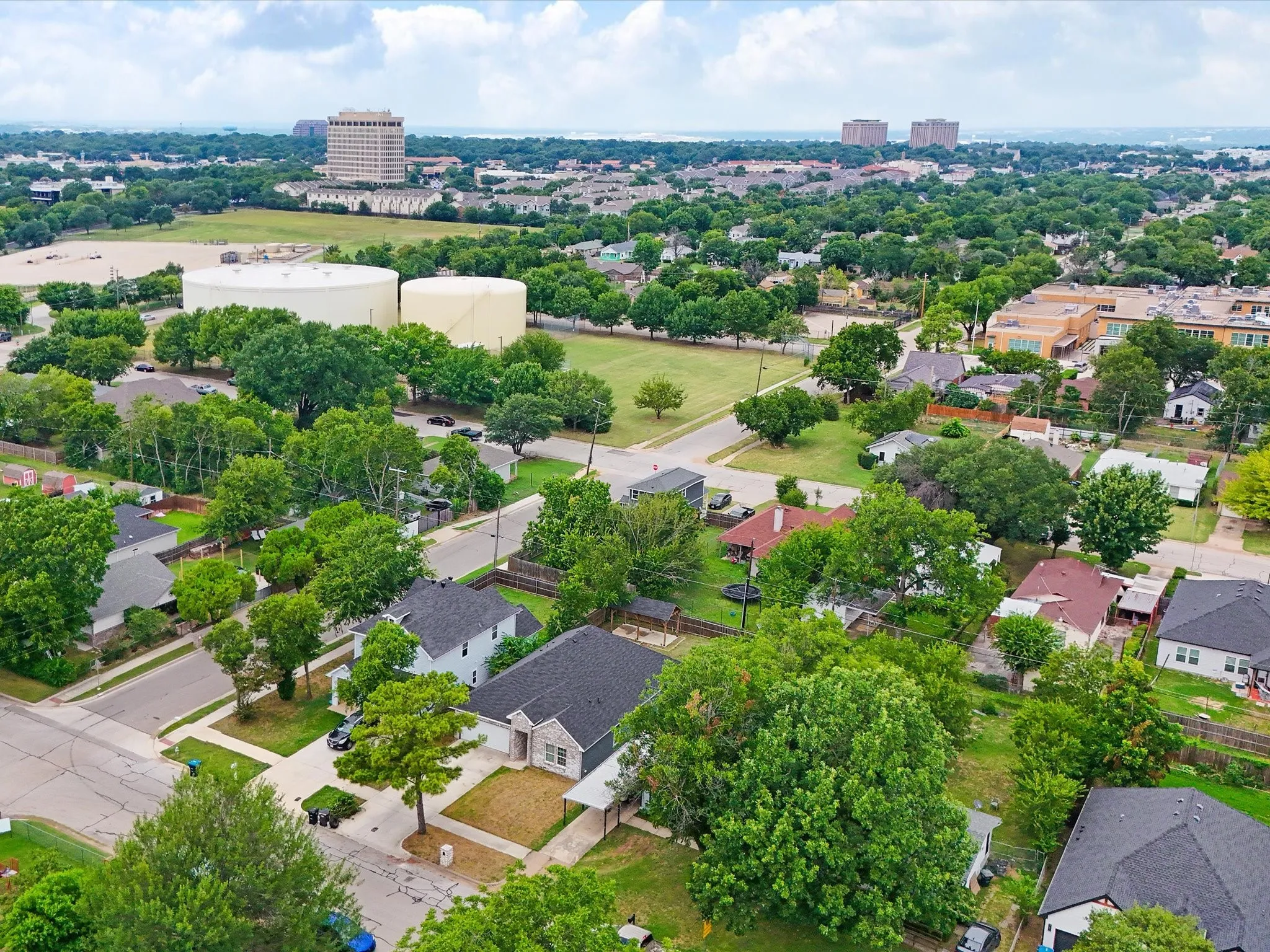 Single Family Residence For Sale in Tarrant County , 5832 Humbert Avenue, Fort Worth, Texas 76107, 4 Bedroom, 2 Bathroom, 2 Garage spaces, 1,749 Sqft, built in 2023, mls#21341054, Real Estate Agent in Fort Worth, Homes For Sale in Tarrant county, Homes For Sale in Fort Worth, Realtor in Fort Worth Texas, Real Estate Brokerage Independent Realty Texas, Luminita Cordes Realtor
