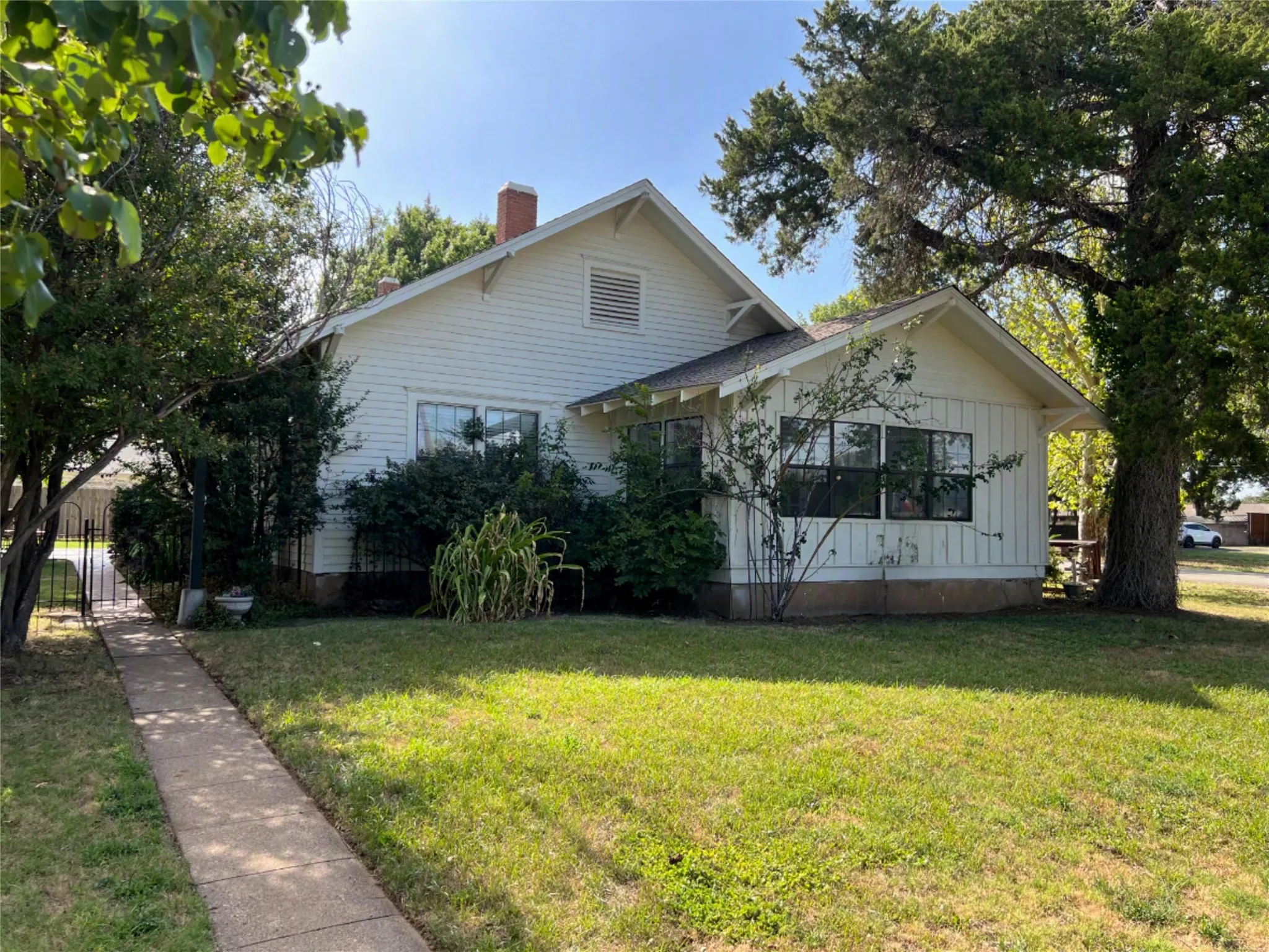 Single Family Residence For Sale in Clay County , 715 E Ikard Street, Henrietta, Texas 76365, 3 Bedrooms, 1 Bathroom, Garage spaces, 1,532 Sqft, built in 1917, Price $214,000, mls#21345412, Real Estate Agent in Henrietta, Homes For Sale in Clay county, Homes For Sale in Henrietta, Realtor in Henrietta Texas, Real Estate Brokerage Independent Realty Texas, Luminita Cordes Realtor