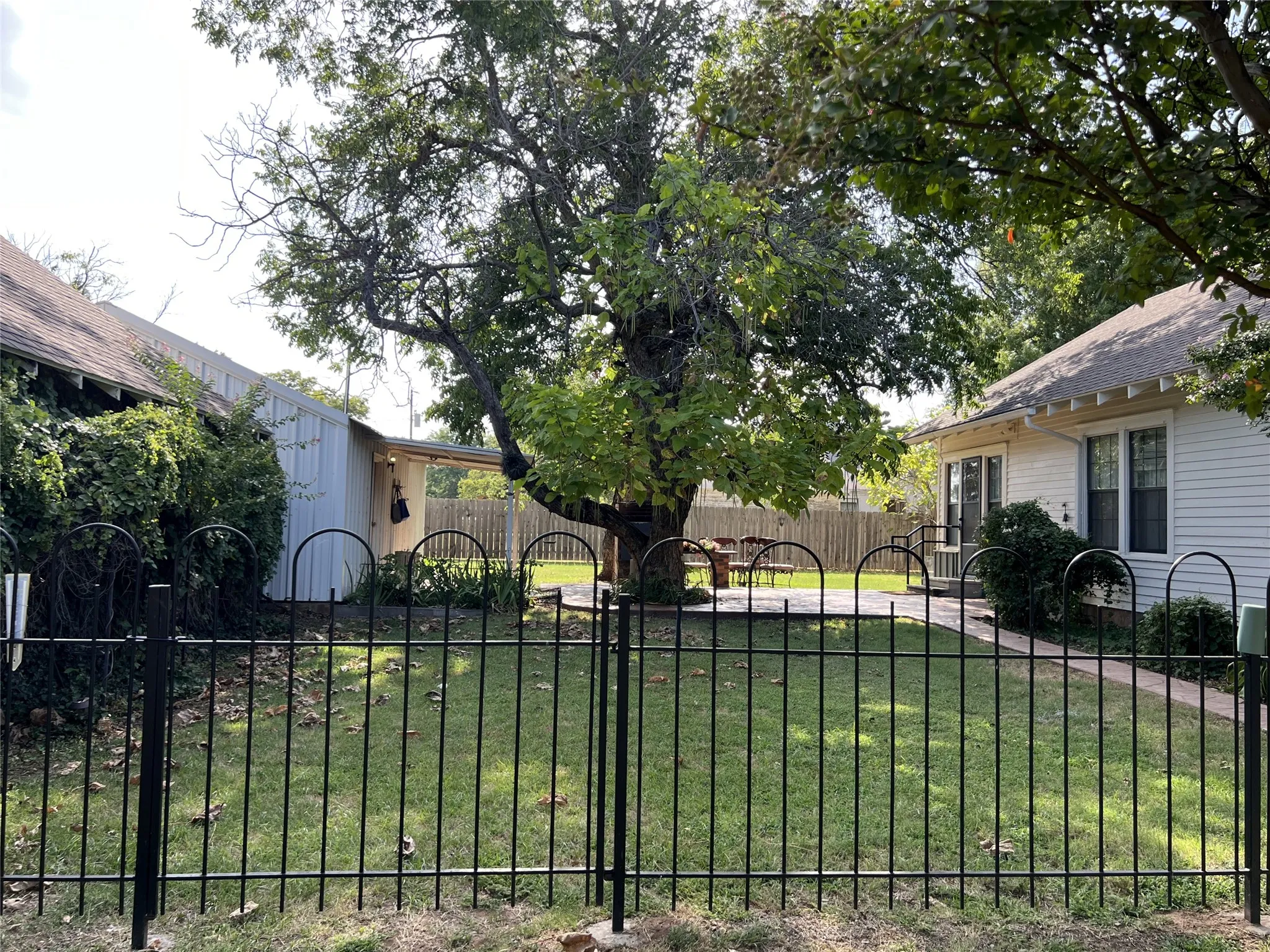 Single Family Residence For Sale in Clay County , 715 E Ikard Street, Henrietta, Texas 76365, 3 Bedrooms, 1 Bathroom, Garage spaces, 1,532 Sqft, built in 1917, Price $214,000, mls#21345412, Real Estate Agent in Henrietta, Homes For Sale in Clay county, Homes For Sale in Henrietta, Realtor in Henrietta Texas, Real Estate Brokerage Independent Realty Texas, Luminita Cordes Realtor