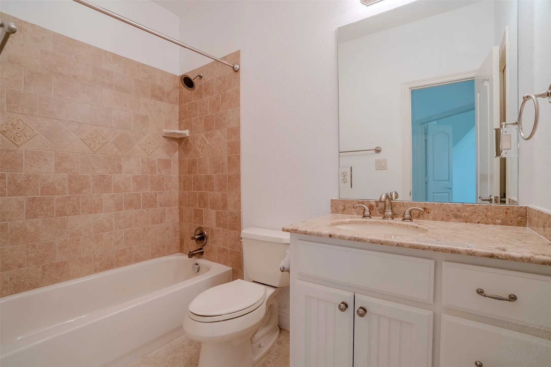 upstairs ensuite bath
