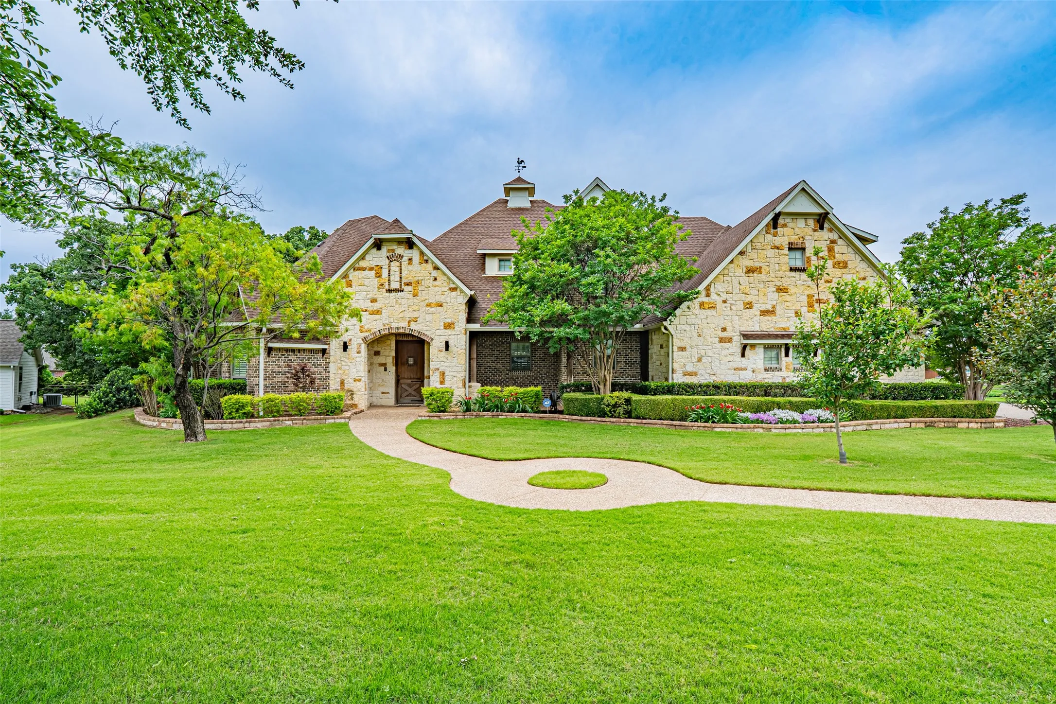 Single Family Residence For Sale in Denton County , 710 Corsica Court, Argyle, Texas 76226, 5 Bedroom, 5 Bathroom, 3 Garage spaces, 4,018 Sqft, built in 2010, mls#21339895, Real Estate Agent in Argyle, Homes For Sale in Denton county, Homes For Sale in Argyle, Realtor in Argyle Texas, Real Estate Brokerage Independent Realty Texas, Luminita Cordes Realtor