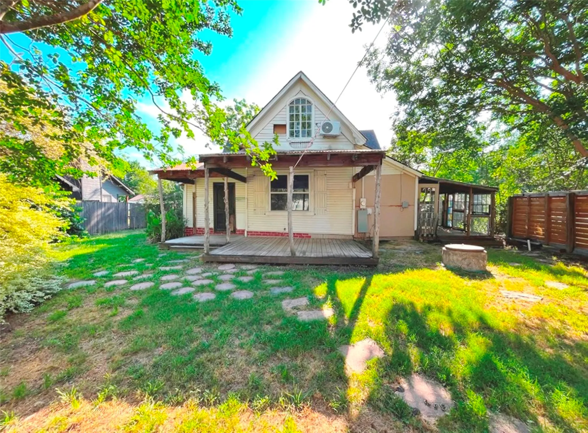 Single Family Residence For Sale in Kaufman County , 301 S Main Street, Crandall, Texas 75114, 2 Bedroom, 2 Bathroom, Garage spaces, 1,132 Sqft, built in 1950, mls#21345411, Real Estate Agent in Crandall, Homes For Sale in Kaufman county, Homes For Sale in Crandall, Realtor in Crandall Texas, Real Estate Brokerage Independent Realty Texas, Luminita Cordes Realtor
