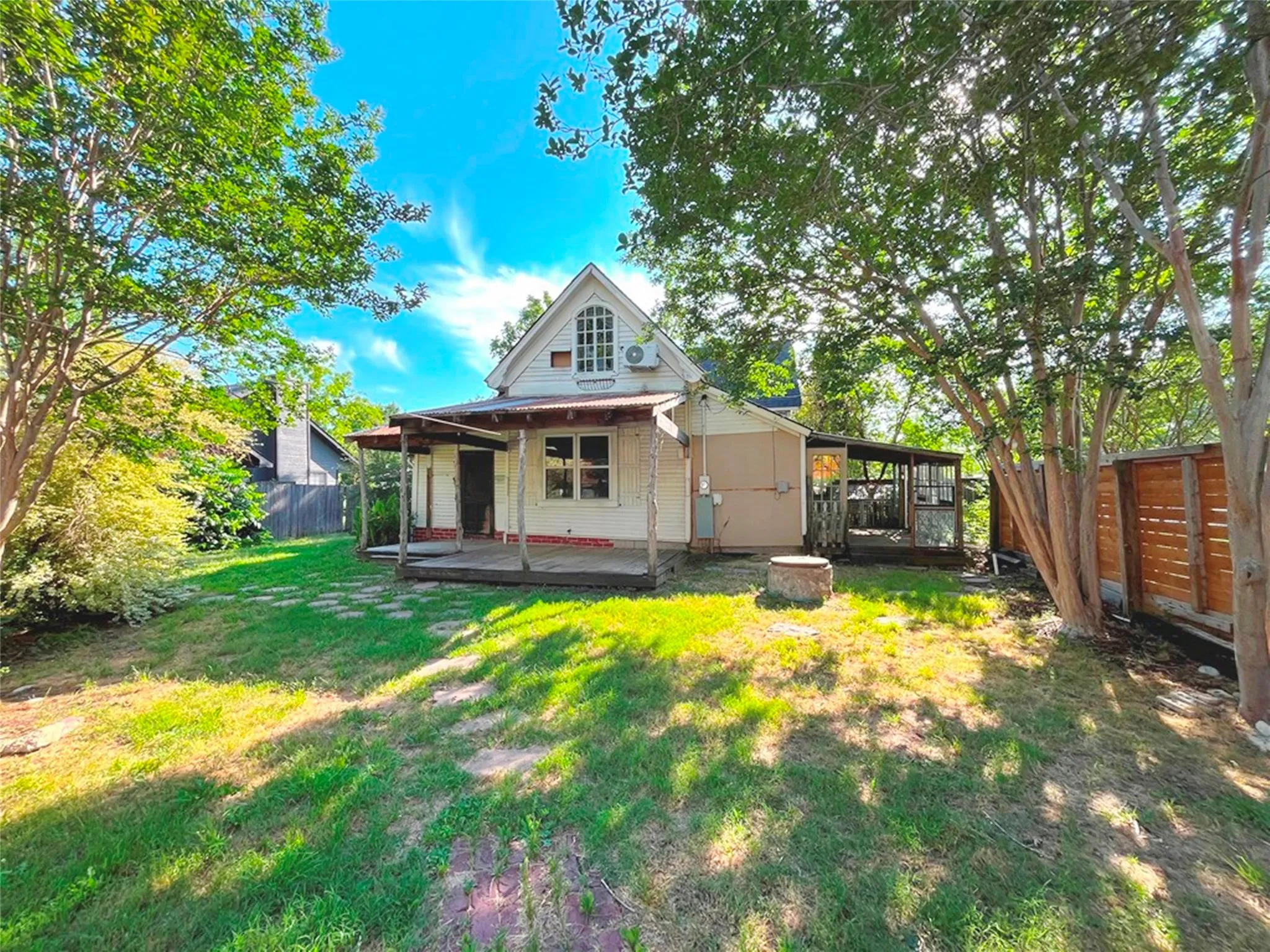Single Family Residence For Sale in Kaufman County , 301 S Main Street, Crandall, Texas 75114, 2 Bedroom, 2 Bathroom, Garage spaces, 1,132 Sqft, built in 1950, mls#21345411, Real Estate Agent in Crandall, Homes For Sale in Kaufman county, Homes For Sale in Crandall, Realtor in Crandall Texas, Real Estate Brokerage Independent Realty Texas, Luminita Cordes Realtor