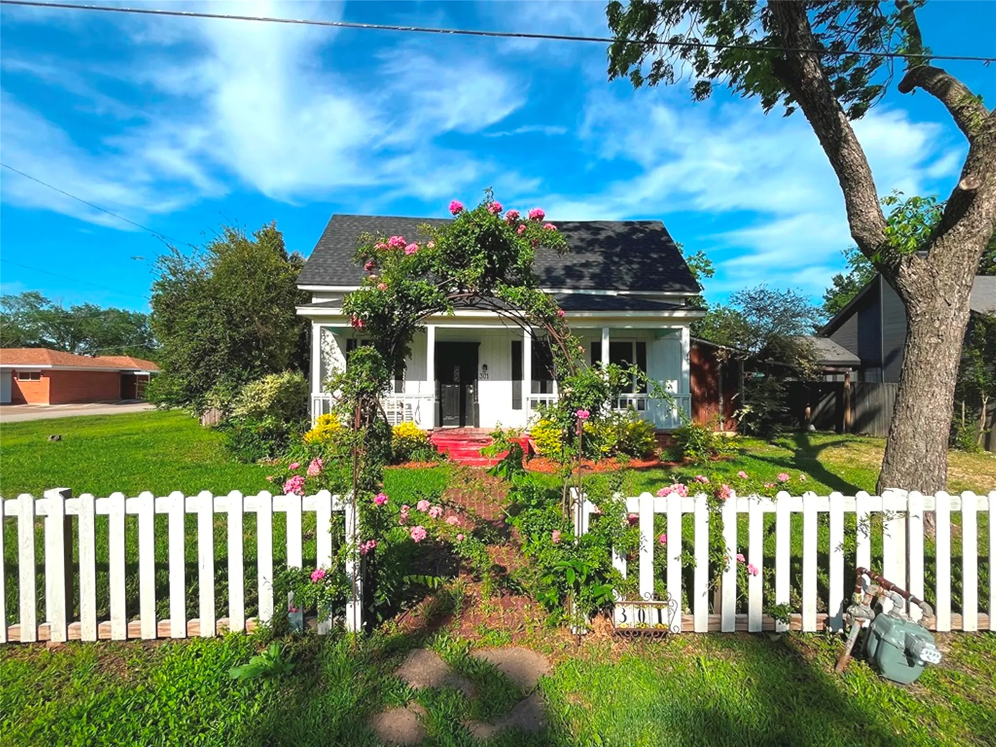Single Family Residence For Sale in Kaufman County , 301 S Main Street, Crandall, Texas 75114, 2 Bedroom, 2 Bathroom, Garage spaces, 1,132 Sqft, built in 1950, mls#21345411, Real Estate Agent in Crandall, Homes For Sale in Kaufman county, Homes For Sale in Crandall, Realtor in Crandall Texas, Real Estate Brokerage Independent Realty Texas, Luminita Cordes Realtor