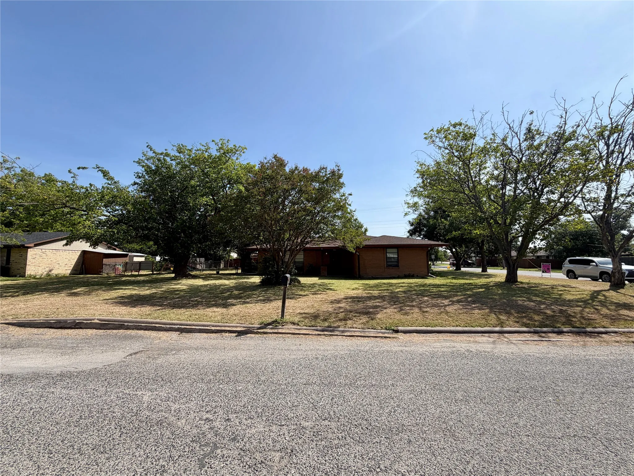 Single Family Residence For Sale in Kaufman County , 1599 Anthony Street, Kaufman, Texas 75142, 3 Bedroom, 2 Bathroom, 2 Garage spaces, 1,600 Sqft, built in 1961, mls#21341447, Real Estate Agent in Kaufman, Homes For Sale in Kaufman county, Homes For Sale in Kaufman, Realtor in Kaufman Texas, Real Estate Brokerage Independent Realty Texas, Luminita Cordes Realtor