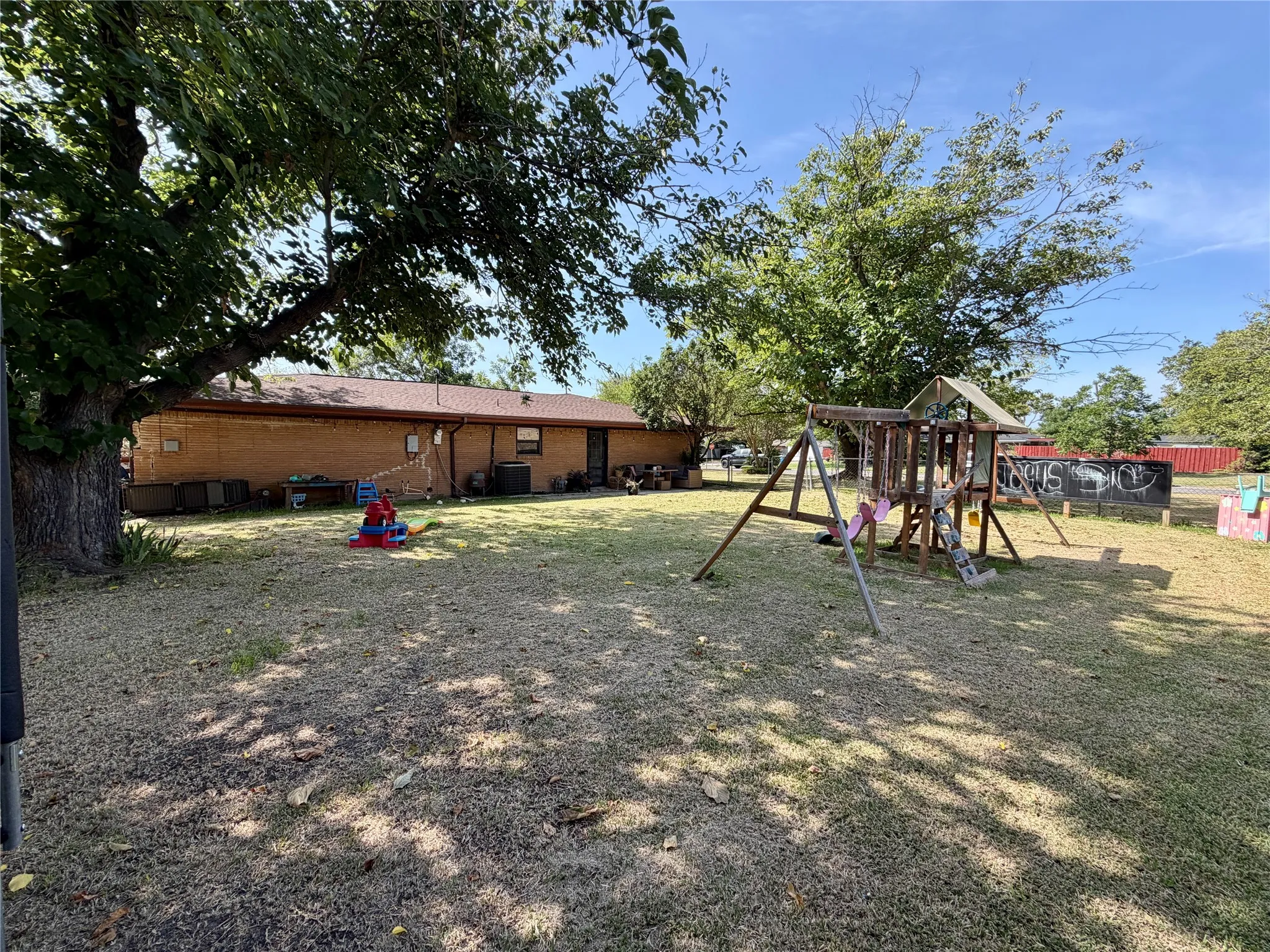 Single Family Residence For Sale in Kaufman County , 1599 Anthony Street, Kaufman, Texas 75142, 3 Bedroom, 2 Bathroom, 2 Garage spaces, 1,600 Sqft, built in 1961, mls#21341447, Real Estate Agent in Kaufman, Homes For Sale in Kaufman county, Homes For Sale in Kaufman, Realtor in Kaufman Texas, Real Estate Brokerage Independent Realty Texas, Luminita Cordes Realtor