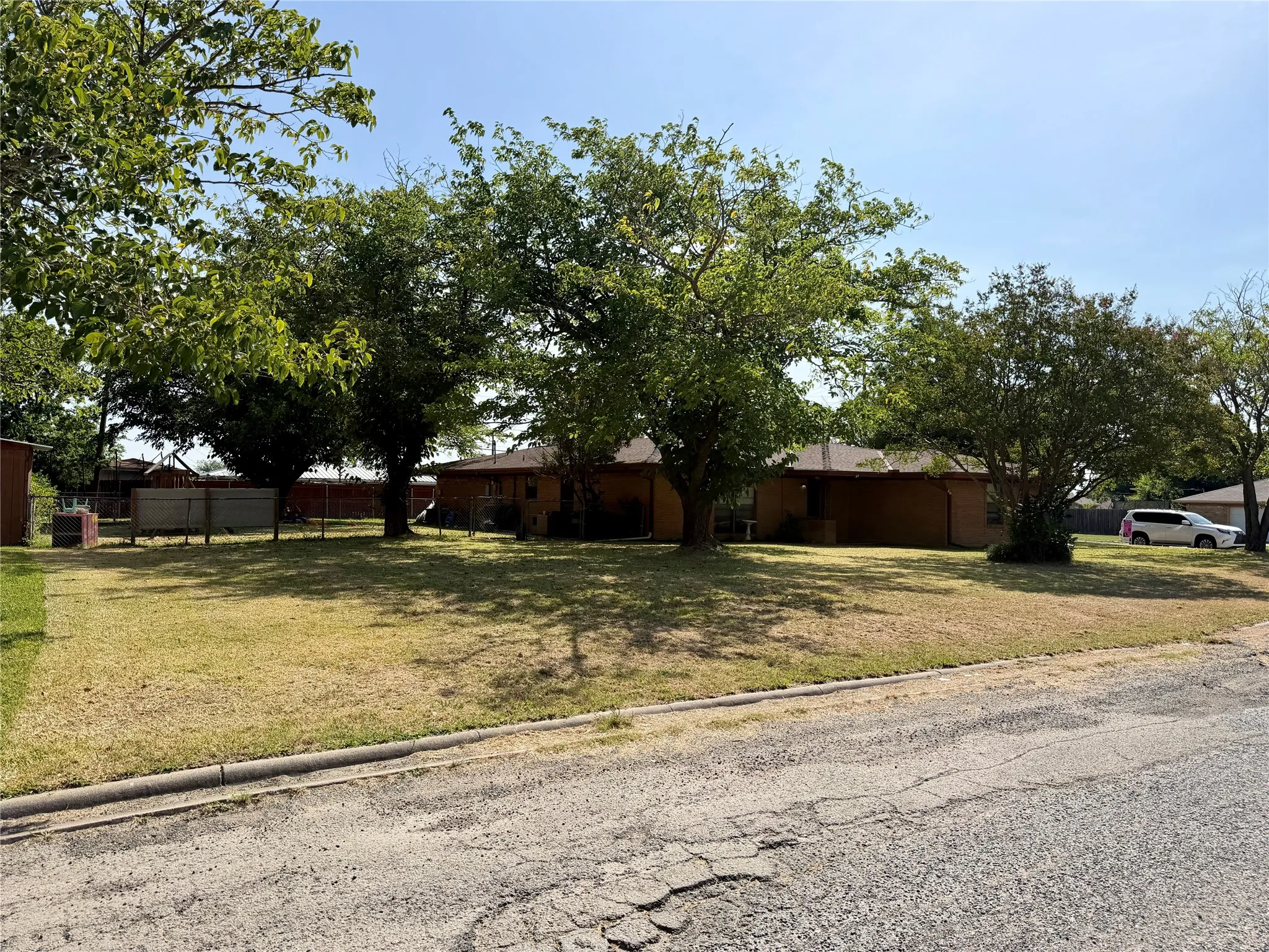Single Family Residence For Sale in Kaufman County , 1599 Anthony Street, Kaufman, Texas 75142, 3 Bedroom, 2 Bathroom, 2 Garage spaces, 1,600 Sqft, built in 1961, mls#21341447, Real Estate Agent in Kaufman, Homes For Sale in Kaufman county, Homes For Sale in Kaufman, Realtor in Kaufman Texas, Real Estate Brokerage Independent Realty Texas, Luminita Cordes Realtor