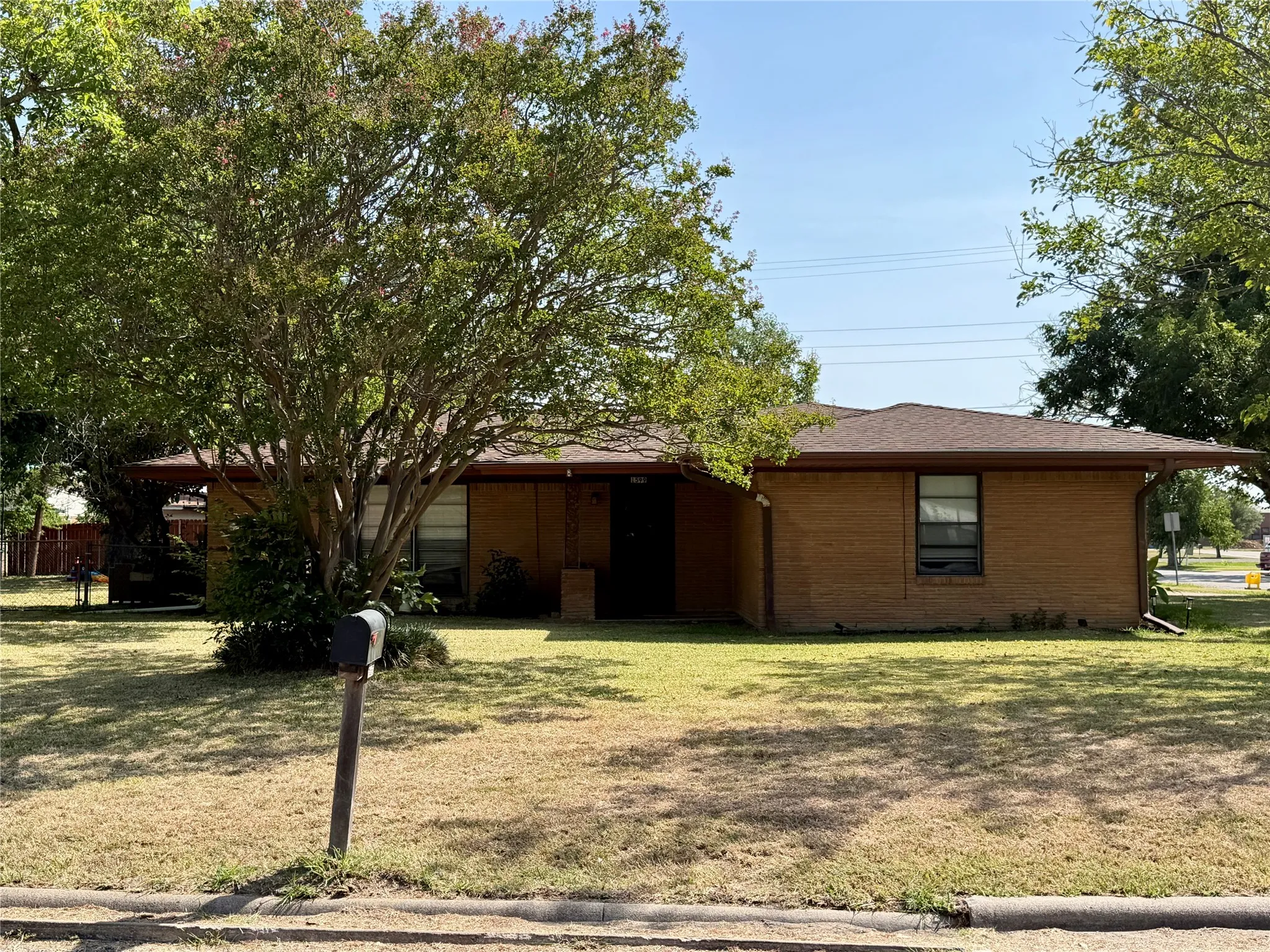 Single Family Residence For Sale in Kaufman County , 1599 Anthony Street, Kaufman, Texas 75142, 3 Bedroom, 2 Bathroom, 2 Garage spaces, 1,600 Sqft, built in 1961, mls#21341447, Real Estate Agent in Kaufman, Homes For Sale in Kaufman county, Homes For Sale in Kaufman, Realtor in Kaufman Texas, Real Estate Brokerage Independent Realty Texas, Luminita Cordes Realtor