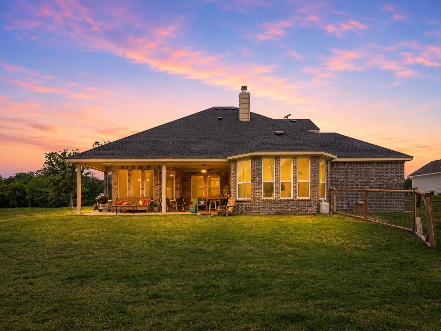 Enjoy the peaceful setting and privacy that make country living so desirable.