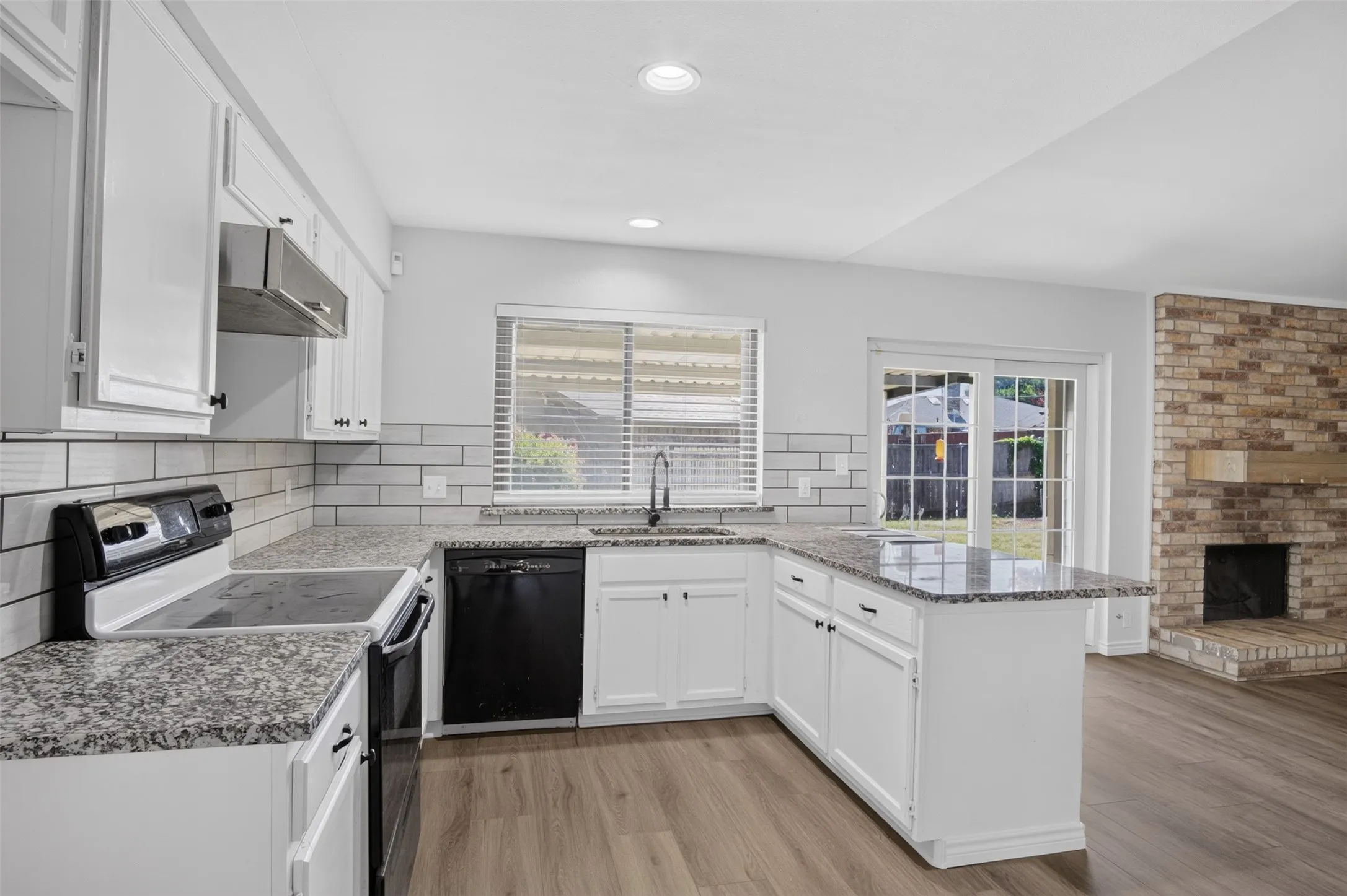 Single Family Residence For Sale in Tarrant County , 1915 Lavon Creek Lane, Arlington, Texas 76006, 3 Bedroom, 2 Bathroom, 2 Garage spaces, 1,970 Sqft, built in 1979, mls#21336532, Real Estate Agent in Arlington, Homes For Sale in Tarrant county, Homes For Sale in Arlington, Realtor in Arlington Texas, Real Estate Brokerage Independent Realty Texas, Luminita Cordes Realtor
