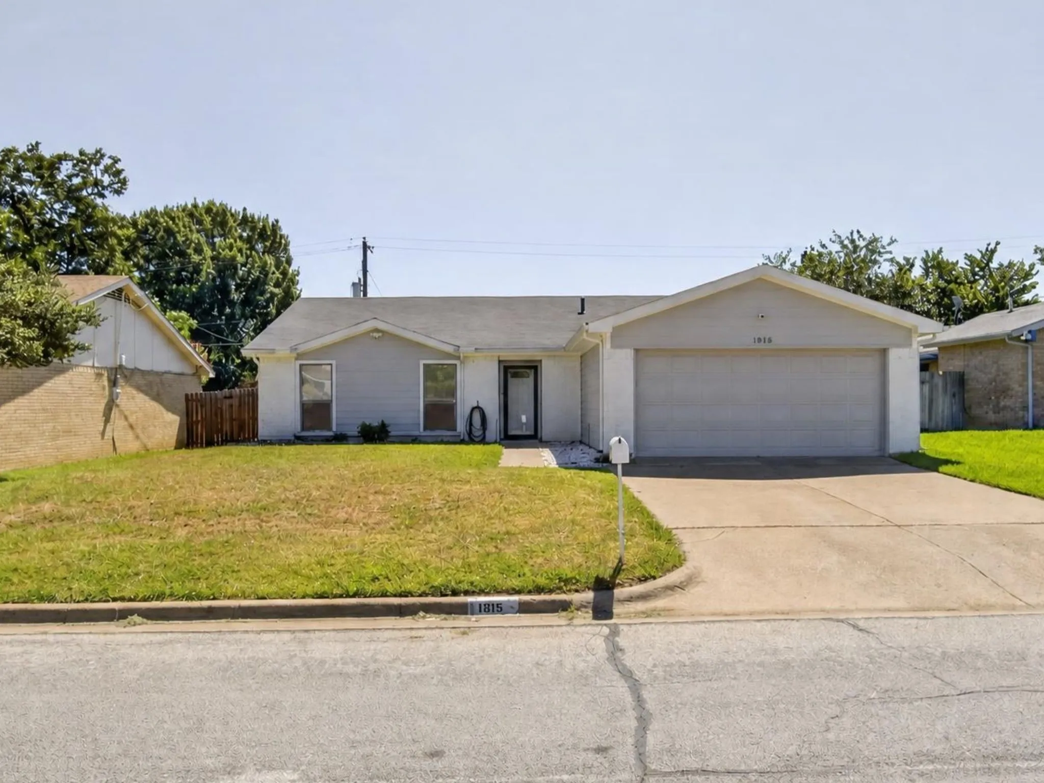 Single Family Residence For Sale in Tarrant County , 1915 Lavon Creek Lane, Arlington, Texas 76006, 3 Bedroom, 2 Bathroom, 2 Garage spaces, 1,970 Sqft, built in 1979, mls#21336532, Real Estate Agent in Arlington, Homes For Sale in Tarrant county, Homes For Sale in Arlington, Realtor in Arlington Texas, Real Estate Brokerage Independent Realty Texas, Luminita Cordes Realtor