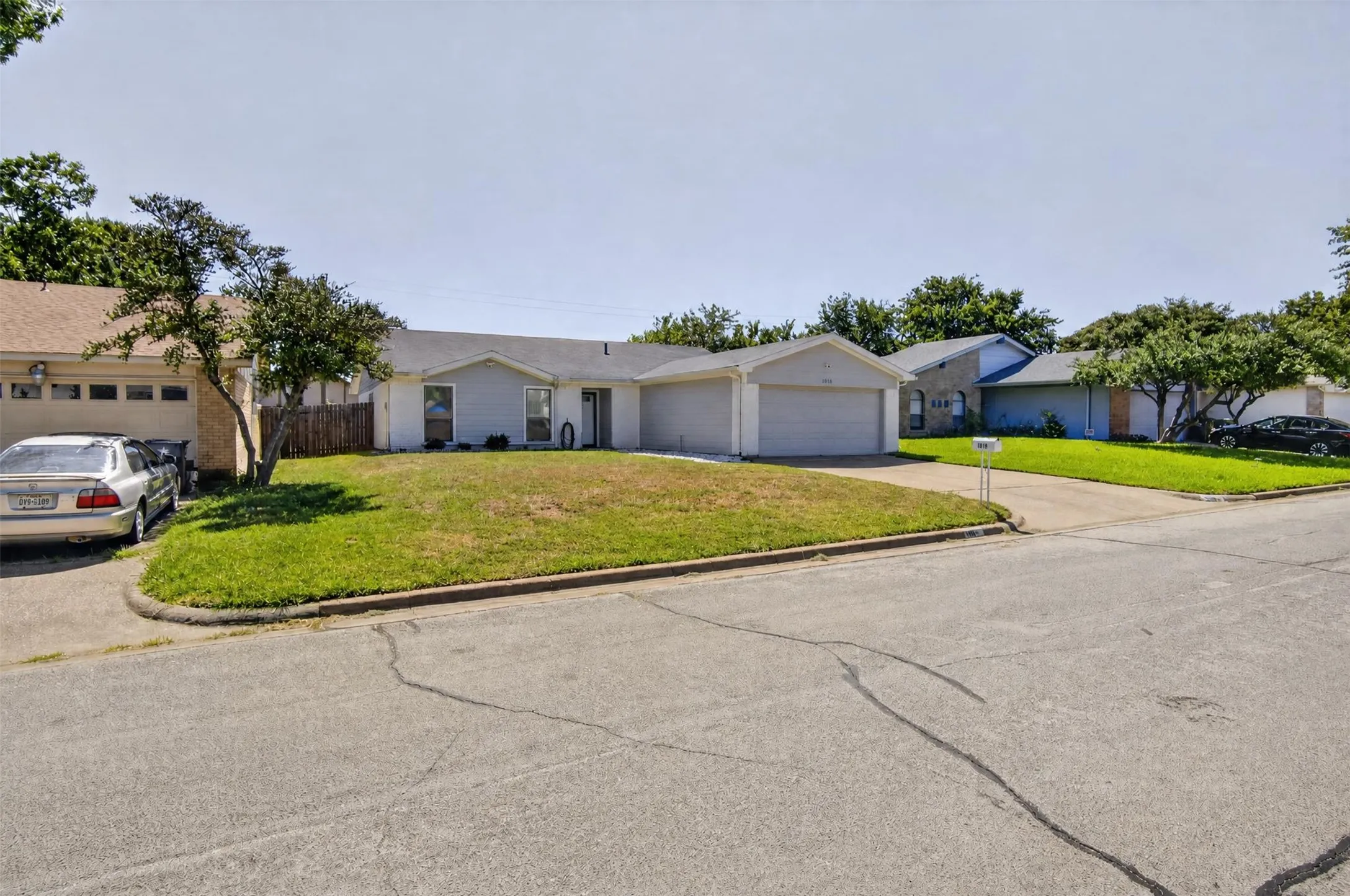 Single Family Residence For Sale in Tarrant County , 1915 Lavon Creek Lane, Arlington, Texas 76006, 3 Bedroom, 2 Bathroom, 2 Garage spaces, 1,970 Sqft, built in 1979, mls#21336532, Real Estate Agent in Arlington, Homes For Sale in Tarrant county, Homes For Sale in Arlington, Realtor in Arlington Texas, Real Estate Brokerage Independent Realty Texas, Luminita Cordes Realtor
