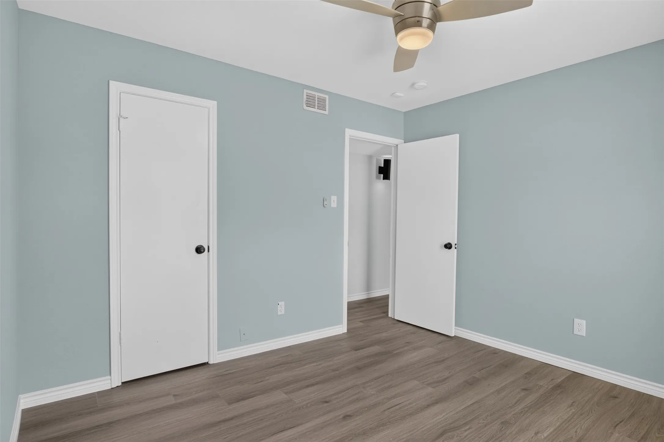 Single Family Residence For Sale in Tarrant County , 1915 Lavon Creek Lane, Arlington, Texas 76006, 3 Bedroom, 2 Bathroom, 2 Garage spaces, 1,970 Sqft, built in 1979, mls#21336532, Real Estate Agent in Arlington, Homes For Sale in Tarrant county, Homes For Sale in Arlington, Realtor in Arlington Texas, Real Estate Brokerage Independent Realty Texas, Luminita Cordes Realtor