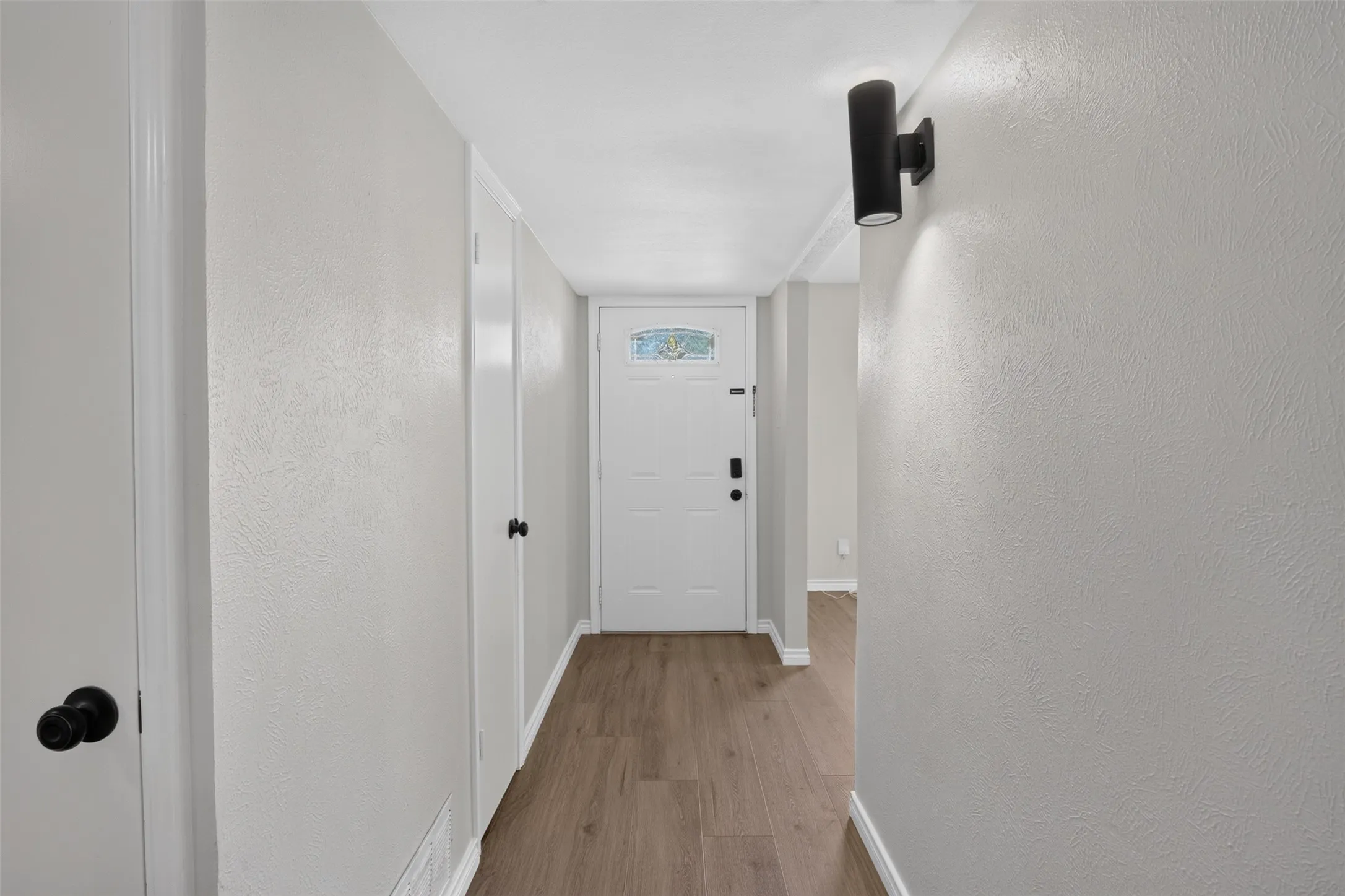 Single Family Residence For Sale in Tarrant County , 1915 Lavon Creek Lane, Arlington, Texas 76006, 3 Bedroom, 2 Bathroom, 2 Garage spaces, 1,970 Sqft, built in 1979, mls#21336532, Real Estate Agent in Arlington, Homes For Sale in Tarrant county, Homes For Sale in Arlington, Realtor in Arlington Texas, Real Estate Brokerage Independent Realty Texas, Luminita Cordes Realtor