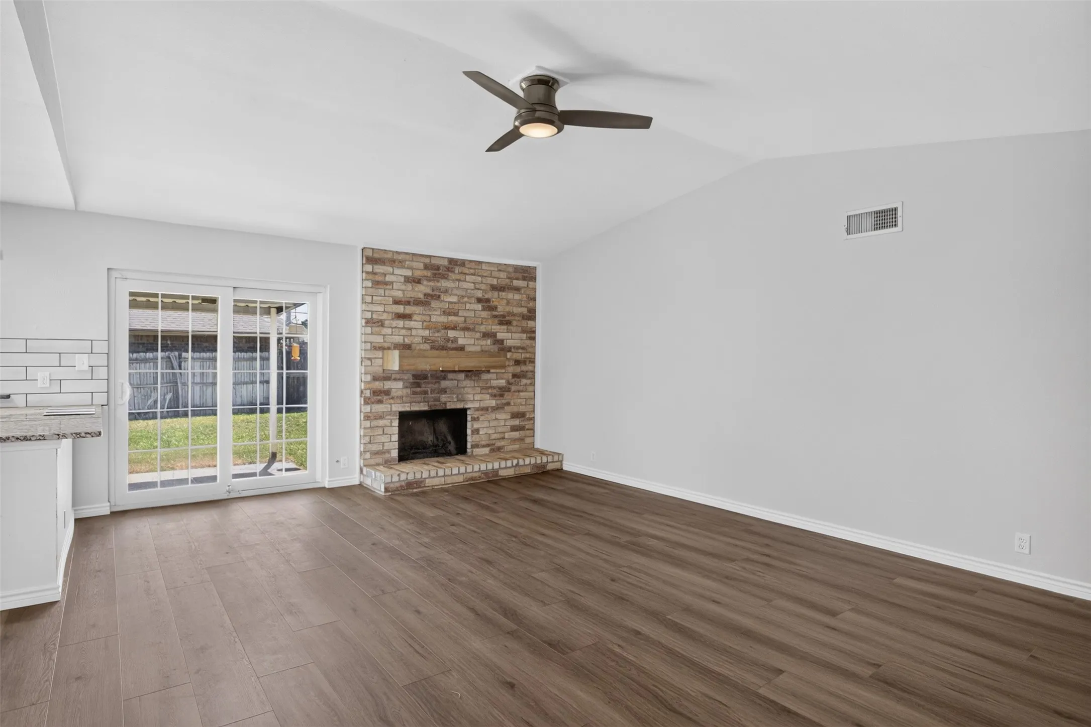 Single Family Residence For Sale in Tarrant County , 1915 Lavon Creek Lane, Arlington, Texas 76006, 3 Bedroom, 2 Bathroom, 2 Garage spaces, 1,970 Sqft, built in 1979, mls#21336532, Real Estate Agent in Arlington, Homes For Sale in Tarrant county, Homes For Sale in Arlington, Realtor in Arlington Texas, Real Estate Brokerage Independent Realty Texas, Luminita Cordes Realtor