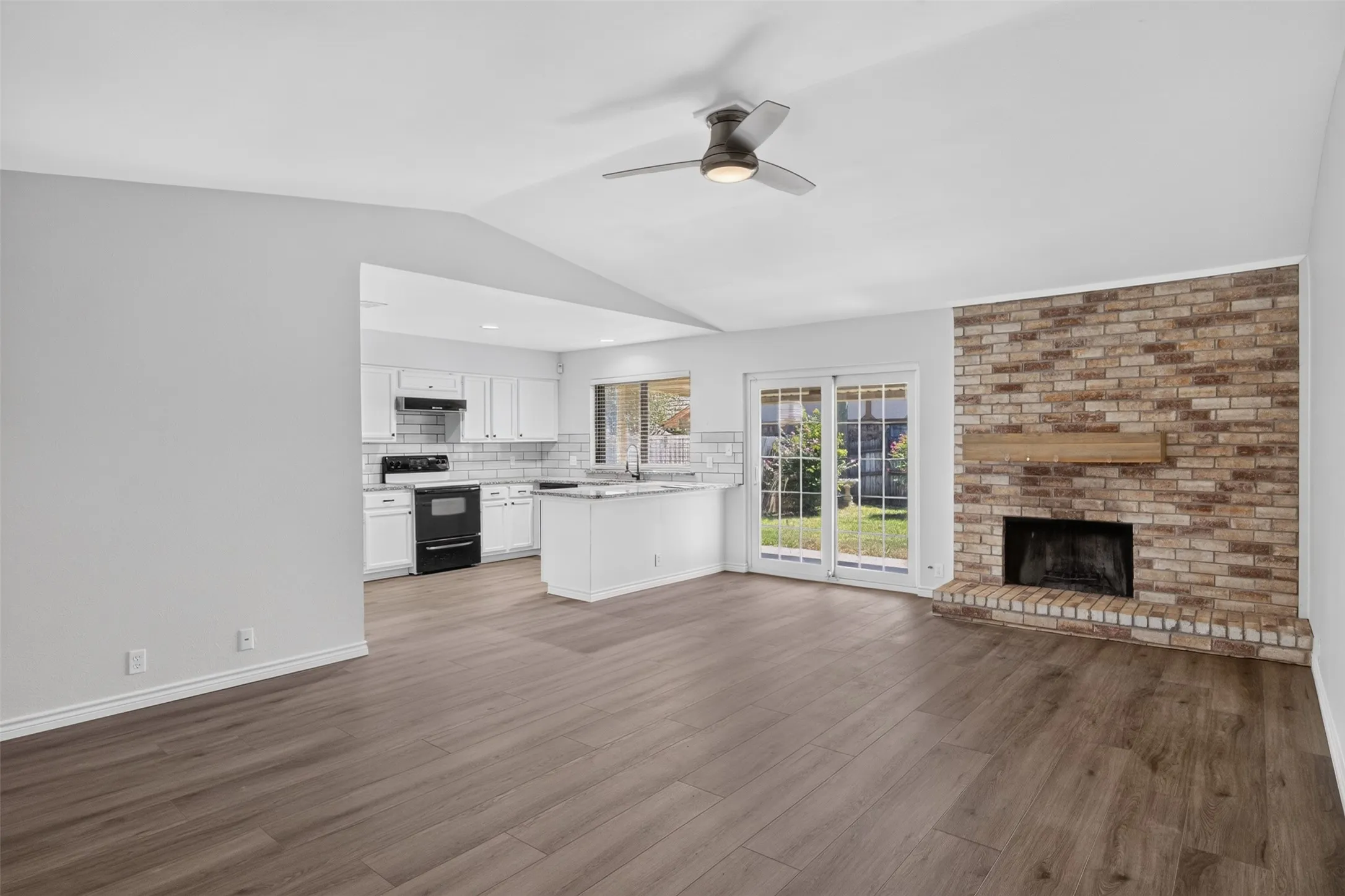 Single Family Residence For Sale in Tarrant County , 1915 Lavon Creek Lane, Arlington, Texas 76006, 3 Bedroom, 2 Bathroom, 2 Garage spaces, 1,970 Sqft, built in 1979, mls#21336532, Real Estate Agent in Arlington, Homes For Sale in Tarrant county, Homes For Sale in Arlington, Realtor in Arlington Texas, Real Estate Brokerage Independent Realty Texas, Luminita Cordes Realtor