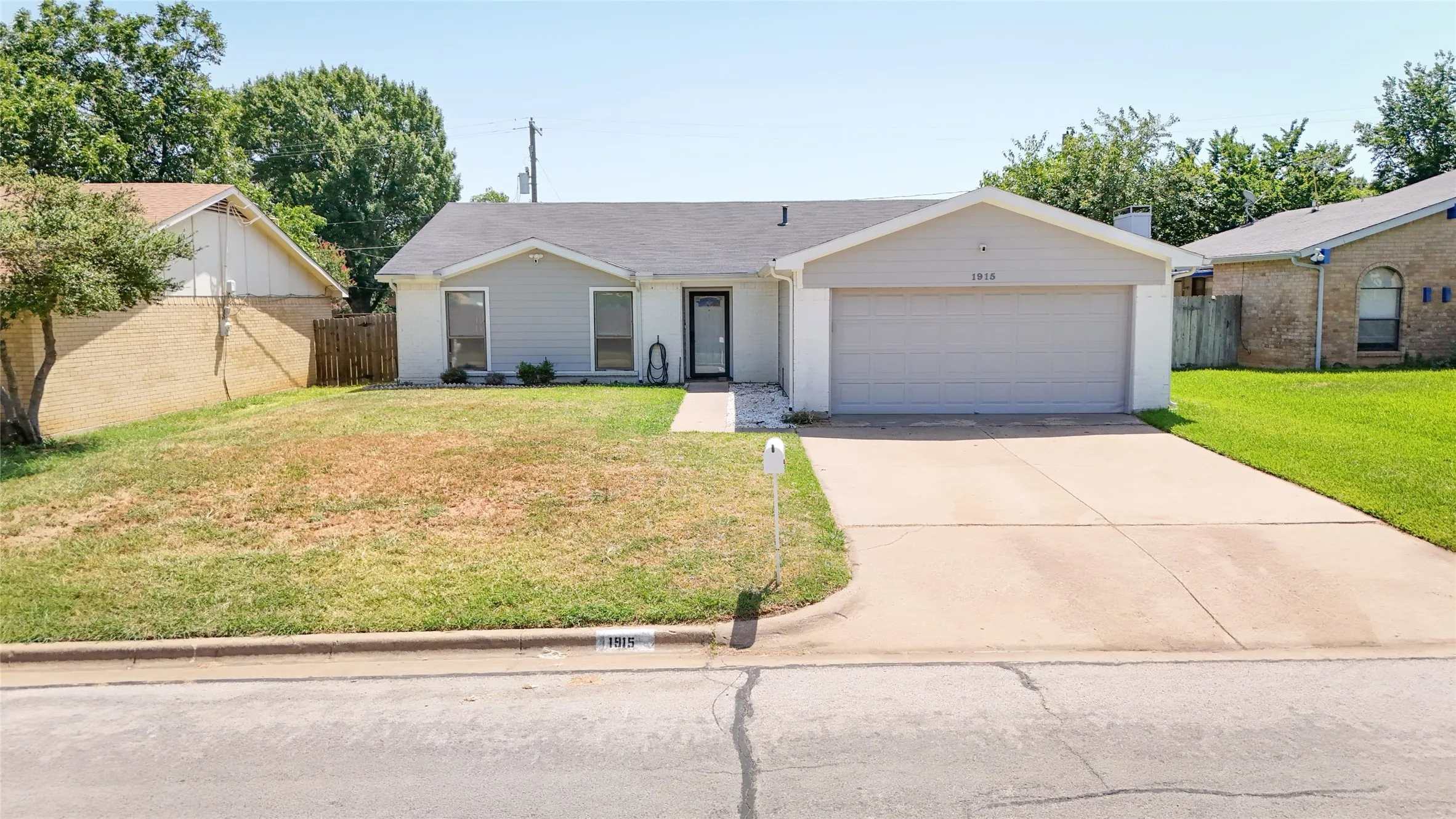 Single Family Residence For Sale in Tarrant County , 1915 Lavon Creek Lane, Arlington, Texas 76006, 3 Bedroom, 2 Bathroom, 2 Garage spaces, 1,970 Sqft, built in 1979, mls#21336532, Real Estate Agent in Arlington, Homes For Sale in Tarrant county, Homes For Sale in Arlington, Realtor in Arlington Texas, Real Estate Brokerage Independent Realty Texas, Luminita Cordes Realtor