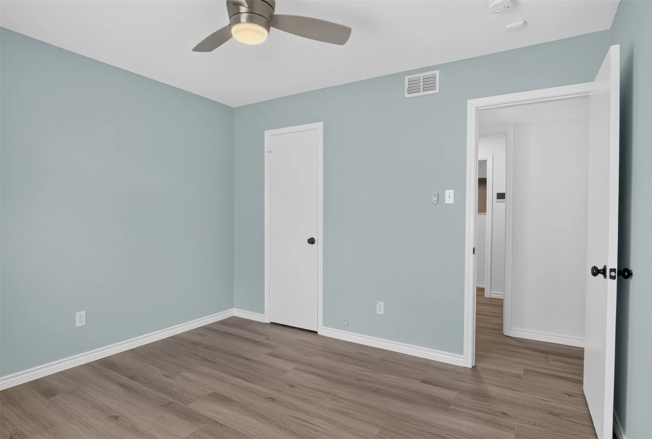 Single Family Residence For Sale in Tarrant County , 1915 Lavon Creek Lane, Arlington, Texas 76006, 3 Bedroom, 2 Bathroom, 2 Garage spaces, 1,970 Sqft, built in 1979, mls#21336532, Real Estate Agent in Arlington, Homes For Sale in Tarrant county, Homes For Sale in Arlington, Realtor in Arlington Texas, Real Estate Brokerage Independent Realty Texas, Luminita Cordes Realtor