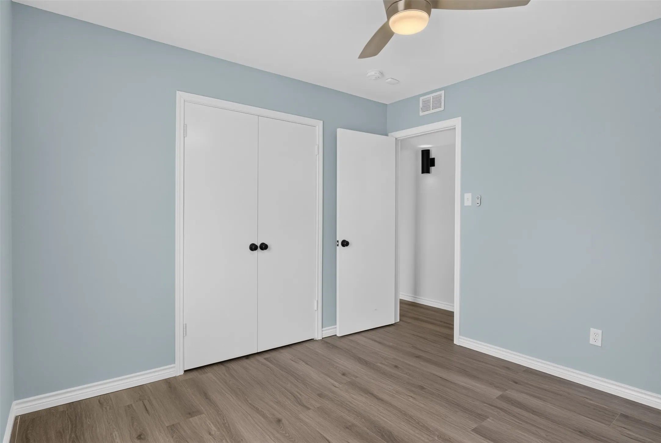 Single Family Residence For Sale in Tarrant County , 1915 Lavon Creek Lane, Arlington, Texas 76006, 3 Bedroom, 2 Bathroom, 2 Garage spaces, 1,970 Sqft, built in 1979, mls#21336532, Real Estate Agent in Arlington, Homes For Sale in Tarrant county, Homes For Sale in Arlington, Realtor in Arlington Texas, Real Estate Brokerage Independent Realty Texas, Luminita Cordes Realtor
