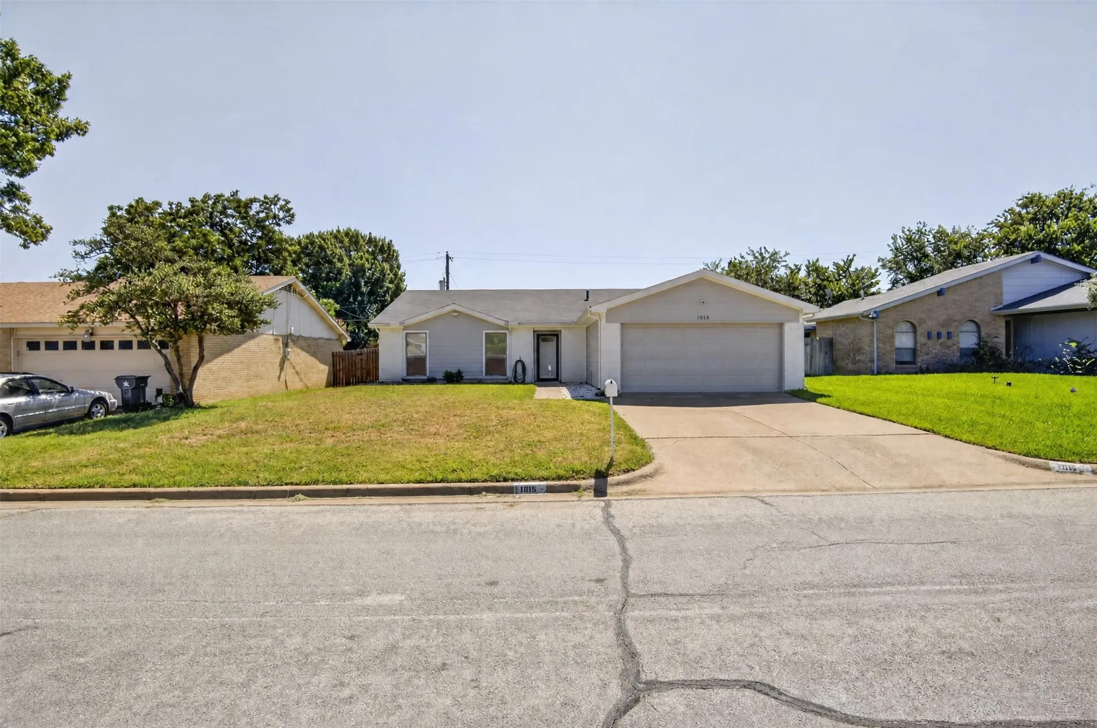 Single Family Residence For Sale in Tarrant County , 1915 Lavon Creek Lane, Arlington, Texas 76006, 3 Bedroom, 2 Bathroom, 2 Garage spaces, 1,970 Sqft, built in 1979, mls#21336532, Real Estate Agent in Arlington, Homes For Sale in Tarrant county, Homes For Sale in Arlington, Realtor in Arlington Texas, Real Estate Brokerage Independent Realty Texas, Luminita Cordes Realtor