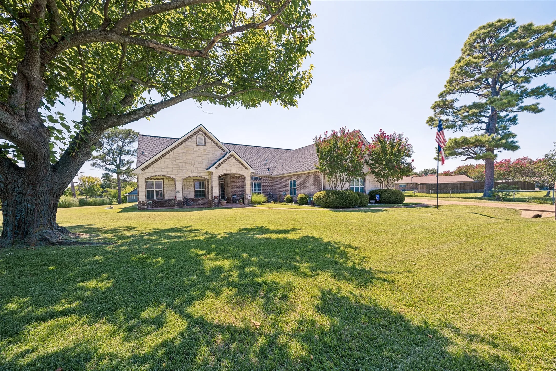 Single Family Residence For Sale in Grayson County , 108 Texoma Terrace Road, Denison, Texas 75020, 2 Bedroom, 4 Bathroom, 2 Garage spaces, 2,628 Sqft, built in 2005, mls#21342409, Real Estate Agent in Denison, Homes For Sale in Grayson county, Homes For Sale in Denison, Realtor in Denison Texas, Real Estate Brokerage Independent Realty Texas, Luminita Cordes Realtor