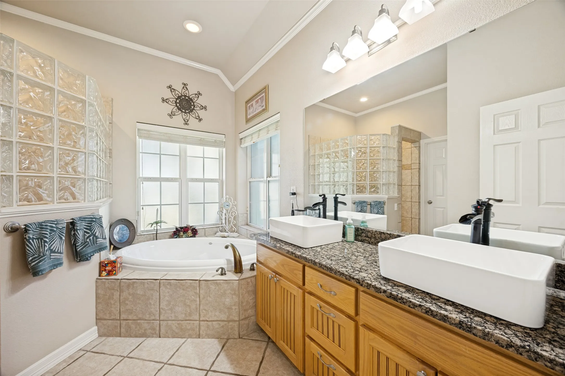 Single Family Residence For Sale in Grayson County , 108 Texoma Terrace Road, Denison, Texas 75020, 2 Bedroom, 4 Bathroom, 2 Garage spaces, 2,628 Sqft, built in 2005, mls#21342409, Real Estate Agent in Denison, Homes For Sale in Grayson county, Homes For Sale in Denison, Realtor in Denison Texas, Real Estate Brokerage Independent Realty Texas, Luminita Cordes Realtor