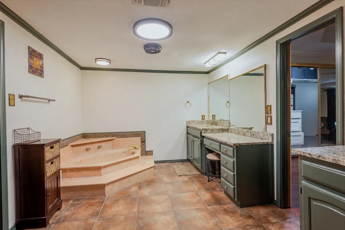 Single Family Residence For Sale in Tarrant County , 1459 Warrington Court, Fort Worth, Texas 76112, 5 Bedroom, 3 Bathroom, 2 Garage spaces, 3,756 Sqft, built in 1983, mls#21333481, Real Estate Agent in Fort Worth, Homes For Sale in Tarrant county, Homes For Sale in Fort Worth, Realtor in Fort Worth Texas, Real Estate Brokerage Independent Realty Texas, Luminita Cordes Realtor