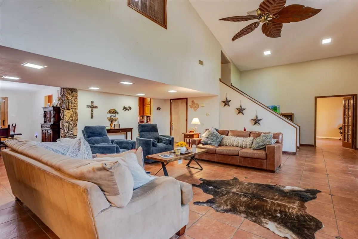 20ft vaulted ceilings