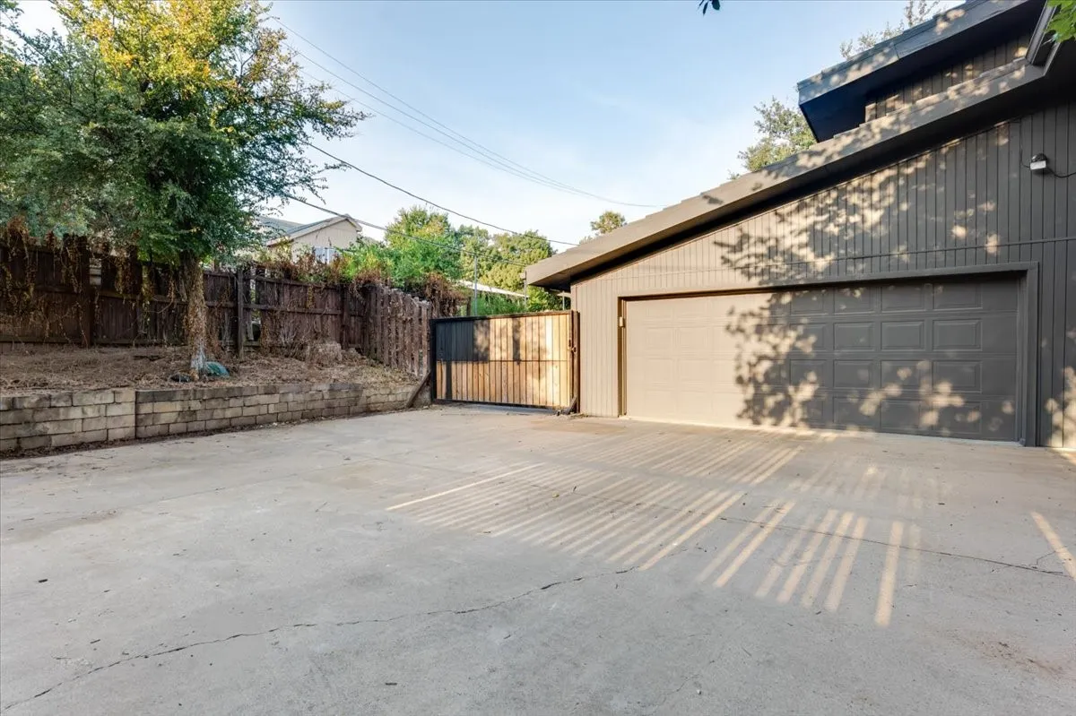 Single Family Residence For Sale in Tarrant County , 1459 Warrington Court, Fort Worth, Texas 76112, 5 Bedroom, 3 Bathroom, 2 Garage spaces, 3,756 Sqft, built in 1983, mls#21333481, Real Estate Agent in Fort Worth, Homes For Sale in Tarrant county, Homes For Sale in Fort Worth, Realtor in Fort Worth Texas, Real Estate Brokerage Independent Realty Texas, Luminita Cordes Realtor