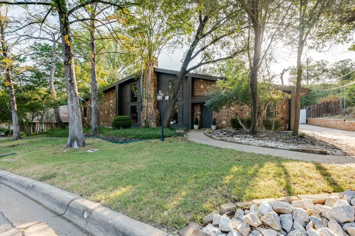Single Family Residence For Sale in Tarrant County , 1459 Warrington Court, Fort Worth, Texas 76112, 5 Bedroom, 3 Bathroom, 2 Garage spaces, 3,756 Sqft, built in 1983, mls#21333481, Real Estate Agent in Fort Worth, Homes For Sale in Tarrant county, Homes For Sale in Fort Worth, Realtor in Fort Worth Texas, Real Estate Brokerage Independent Realty Texas, Luminita Cordes Realtor