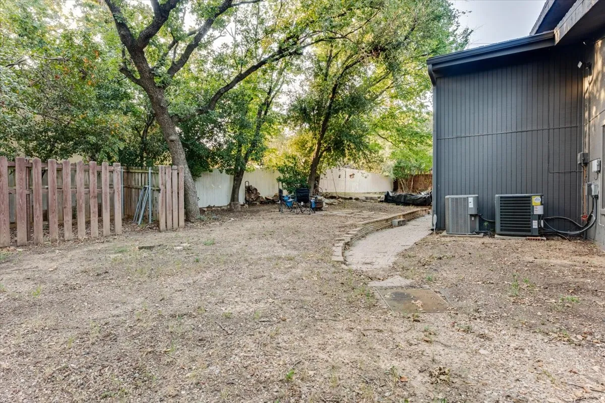 Single Family Residence For Sale in Tarrant County , 1459 Warrington Court, Fort Worth, Texas 76112, 5 Bedroom, 3 Bathroom, 2 Garage spaces, 3,756 Sqft, built in 1983, mls#21333481, Real Estate Agent in Fort Worth, Homes For Sale in Tarrant county, Homes For Sale in Fort Worth, Realtor in Fort Worth Texas, Real Estate Brokerage Independent Realty Texas, Luminita Cordes Realtor