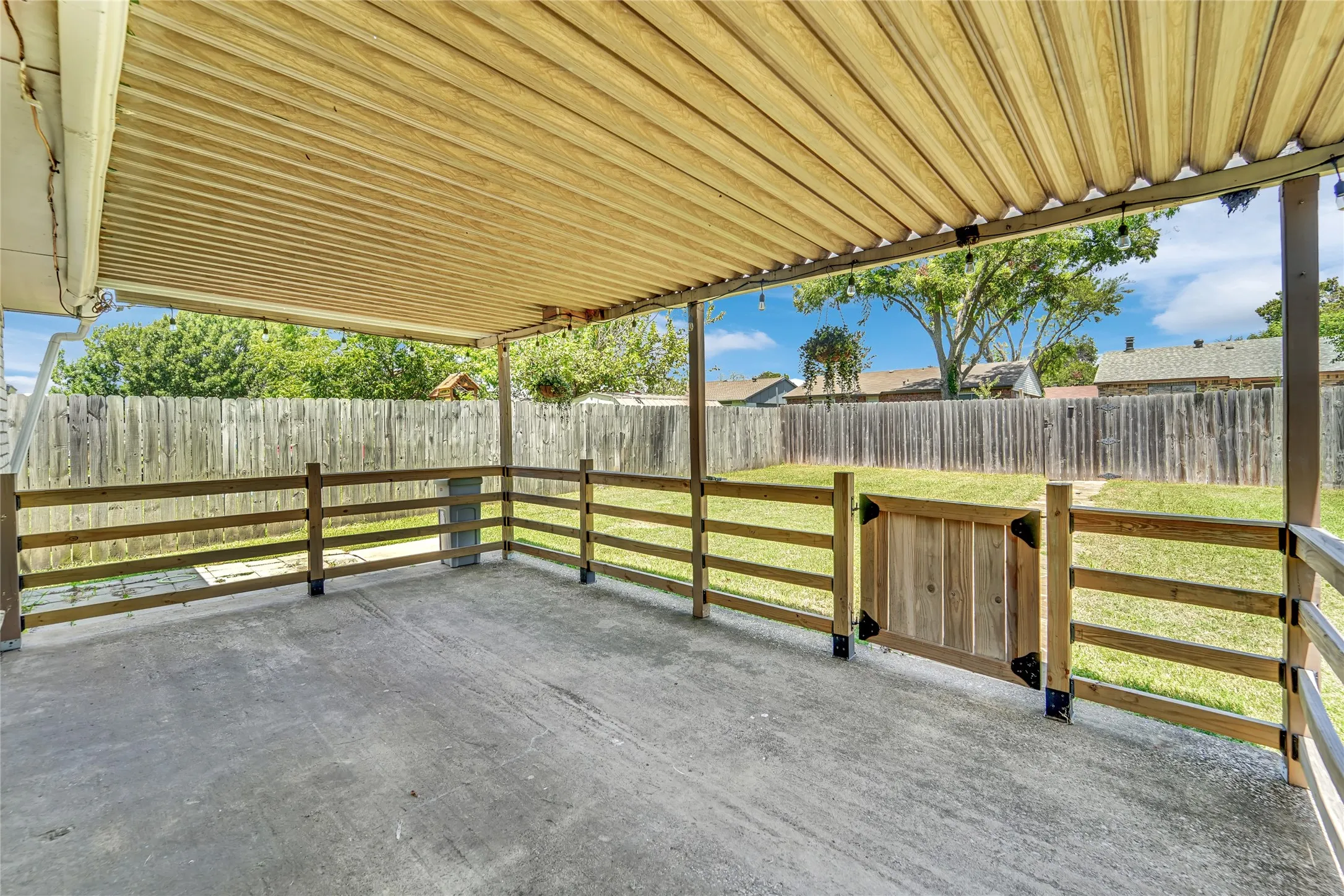 Single Family Residence For Sale in Dallas County , 225 Rockcrest Drive, Mesquite, Texas 75150, 3 Bedroom, 2 Bathroom, 2 Garage spaces, 1,375 Sqft, built in 1979, mls#21345277, Real Estate Agent in Mesquite, Homes For Sale in Dallas county, Homes For Sale in Mesquite, Realtor in Mesquite Texas, Real Estate Brokerage Independent Realty Texas, Luminita Cordes Realtor