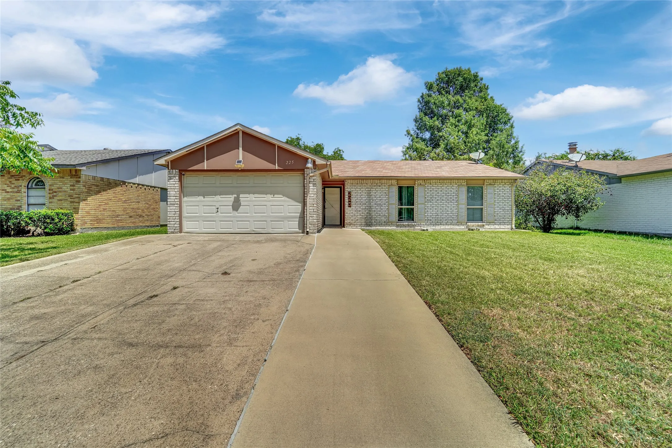 Single Family Residence For Sale in Dallas County , 225 Rockcrest Drive, Mesquite, Texas 75150, 3 Bedroom, 2 Bathroom, 2 Garage spaces, 1,375 Sqft, built in 1979, mls#21345277, Real Estate Agent in Mesquite, Homes For Sale in Dallas county, Homes For Sale in Mesquite, Realtor in Mesquite Texas, Real Estate Brokerage Independent Realty Texas, Luminita Cordes Realtor