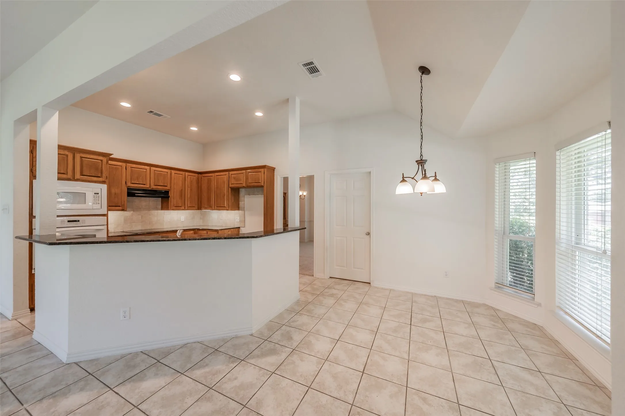 Single Family Residence For Sale in Tarrant County , 1057 Oak Valley Court, Keller, Texas 76248, 3 Bedroom, 2 Bathroom, 2 Garage spaces, 2,123 Sqft, built in 1993, mls#21340902, Real Estate Agent in Keller, Homes For Sale in Tarrant county, Homes For Sale in Keller, Realtor in Keller Texas, Real Estate Brokerage Independent Realty Texas, Luminita Cordes Realtor