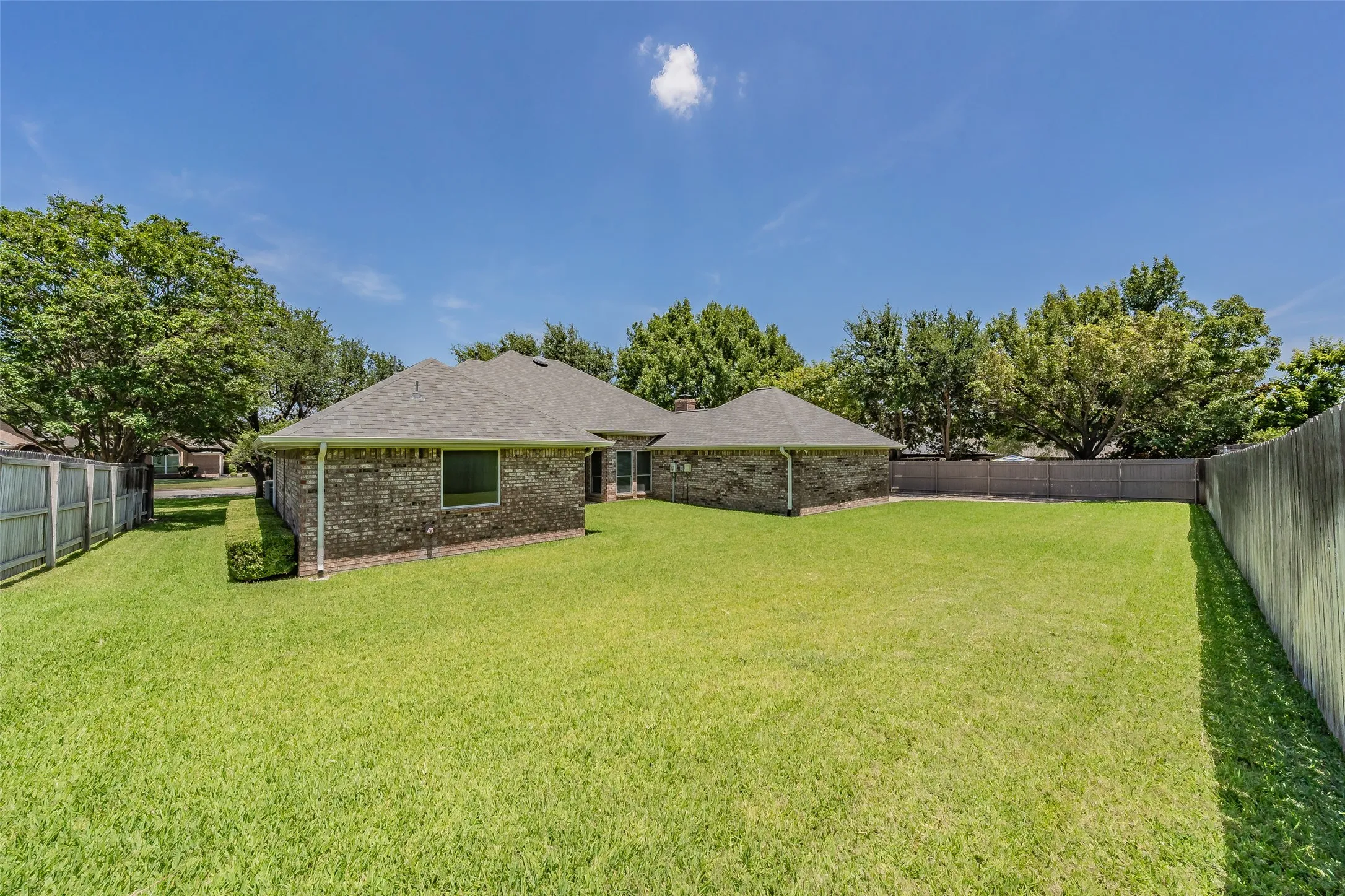 Single Family Residence For Sale in Tarrant County , 1057 Oak Valley Court, Keller, Texas 76248, 3 Bedroom, 2 Bathroom, 2 Garage spaces, 2,123 Sqft, built in 1993, mls#21340902, Real Estate Agent in Keller, Homes For Sale in Tarrant county, Homes For Sale in Keller, Realtor in Keller Texas, Real Estate Brokerage Independent Realty Texas, Luminita Cordes Realtor
