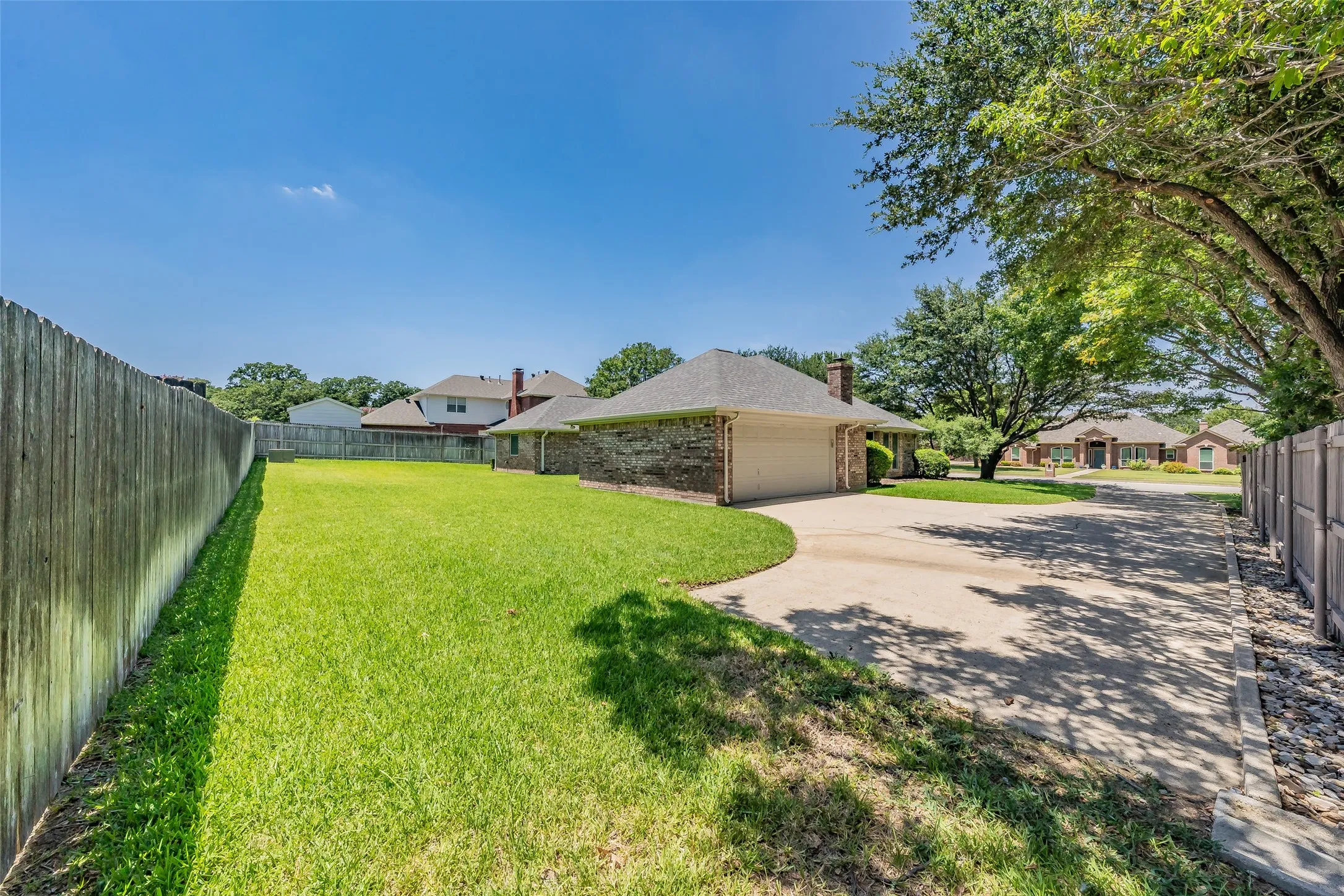 Single Family Residence For Sale in Tarrant County , 1057 Oak Valley Court, Keller, Texas 76248, 3 Bedroom, 2 Bathroom, 2 Garage spaces, 2,123 Sqft, built in 1993, mls#21340902, Real Estate Agent in Keller, Homes For Sale in Tarrant county, Homes For Sale in Keller, Realtor in Keller Texas, Real Estate Brokerage Independent Realty Texas, Luminita Cordes Realtor