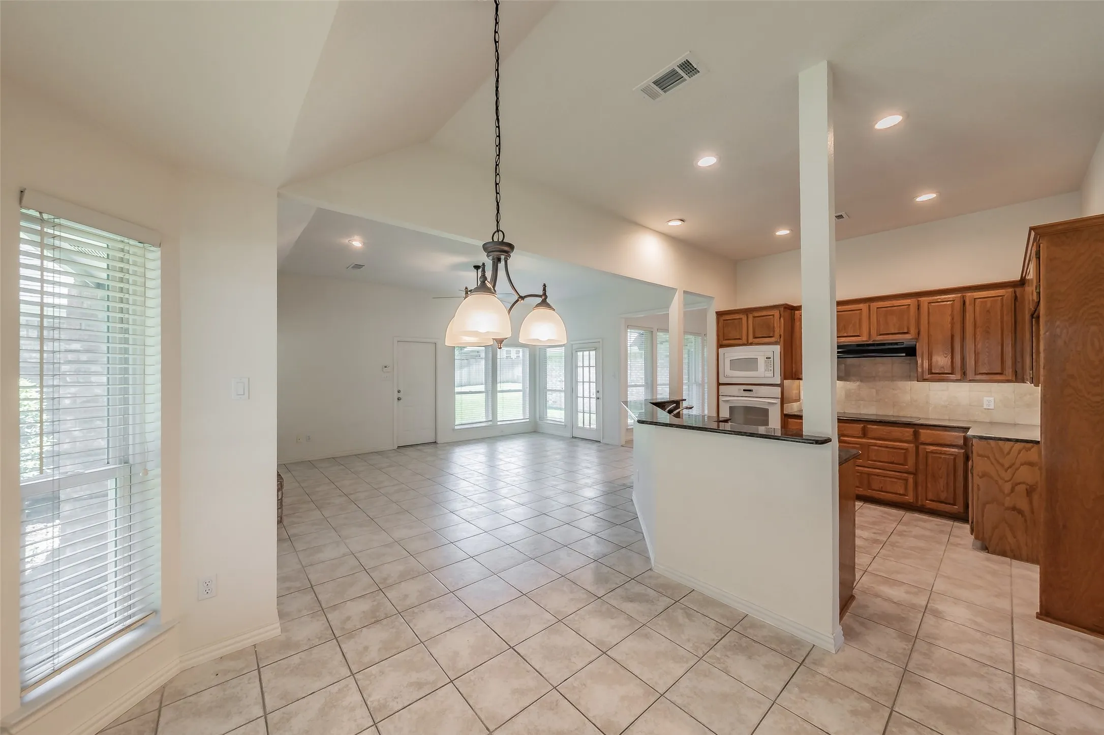 Single Family Residence For Sale in Tarrant County , 1057 Oak Valley Court, Keller, Texas 76248, 3 Bedroom, 2 Bathroom, 2 Garage spaces, 2,123 Sqft, built in 1993, mls#21340902, Real Estate Agent in Keller, Homes For Sale in Tarrant county, Homes For Sale in Keller, Realtor in Keller Texas, Real Estate Brokerage Independent Realty Texas, Luminita Cordes Realtor
